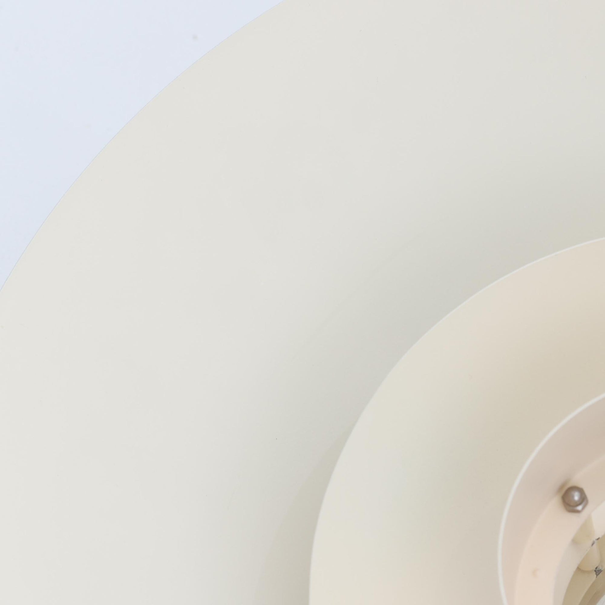 LYFA製のペンダントライト「Type 4174」は、円を重ねたシェード構造によって眩しさを抑えつつ、柔らかな光を広げる設計が特徴です。アルミとプラスチックの異素材を組み合わせた軽やかなデザインは、空間にモダンな印象を与えながらも、北欧ビンテージらしい温かみも感じさせます。経年によるわずかな擦れやくすみはございますが使用感も少なく綺麗な状態です。