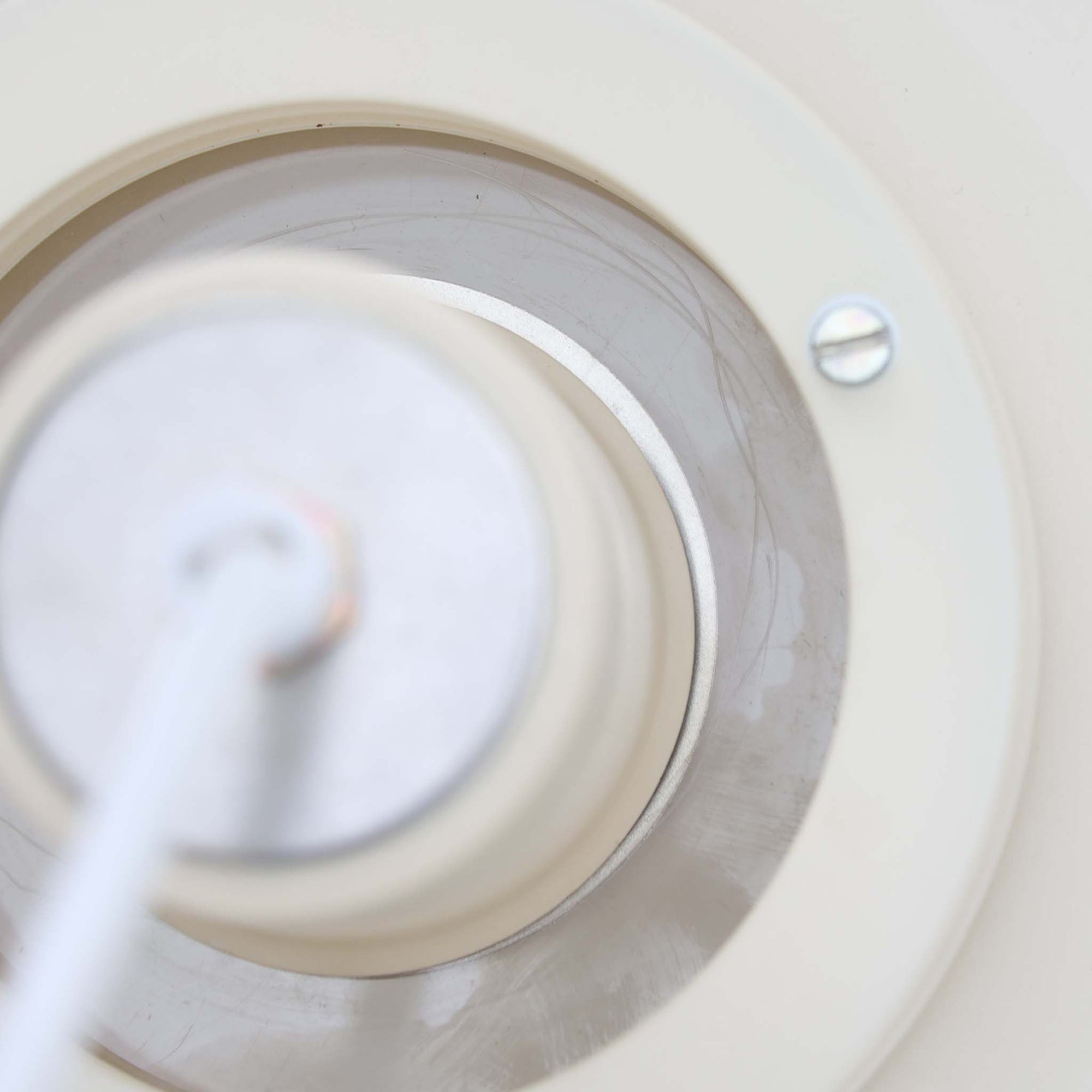 LYFA製のペンダントライト「Type 4174」は、円を重ねたシェード構造によって眩しさを抑えつつ、柔らかな光を広げる設計が特徴です。アルミとプラスチックの異素材を組み合わせた軽やかなデザインは、空間にモダンな印象を与えながらも、北欧ビンテージらしい温かみも感じさせます。経年によるわずかな擦れやくすみはございますが使用感も少なく綺麗な状態です。