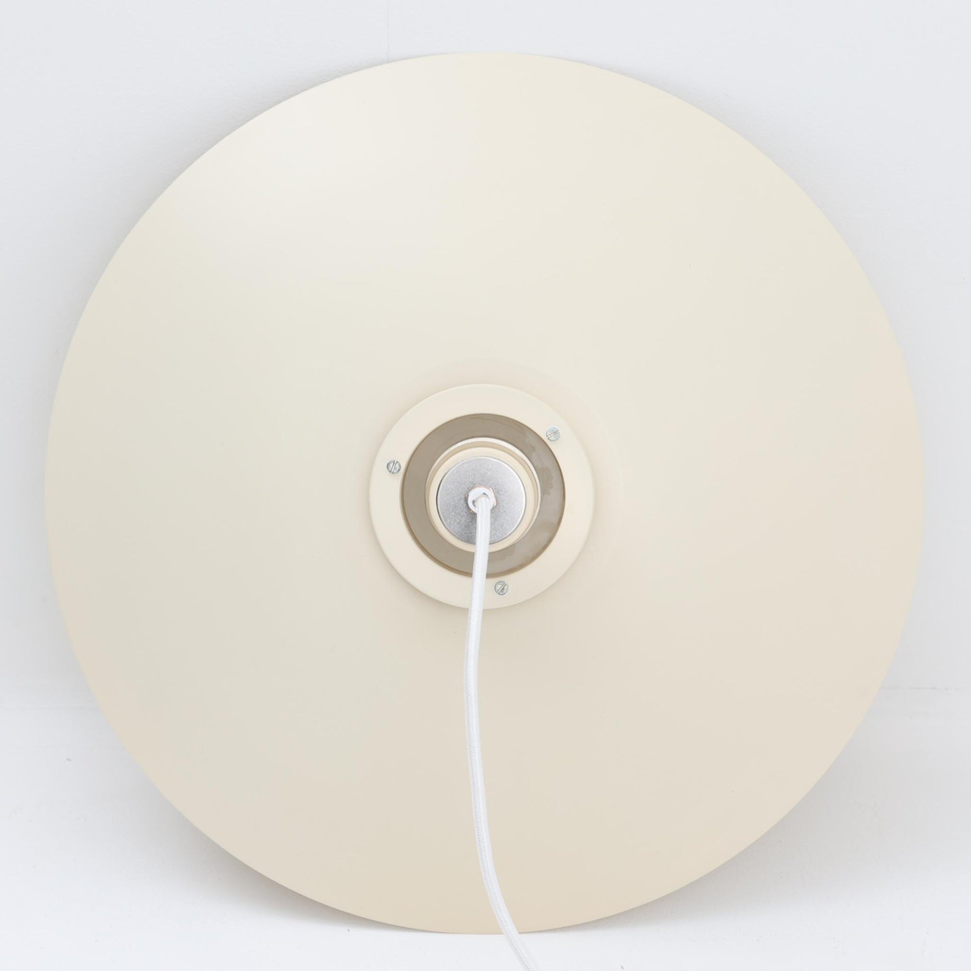 LYFA製のペンダントライト「Type 4174」は、円を重ねたシェード構造によって眩しさを抑えつつ、柔らかな光を広げる設計が特徴です。アルミとプラスチックの異素材を組み合わせた軽やかなデザインは、空間にモダンな印象を与えながらも、北欧ビンテージらしい温かみも感じさせます。経年によるわずかな擦れやくすみはございますが使用感も少なく綺麗な状態です。