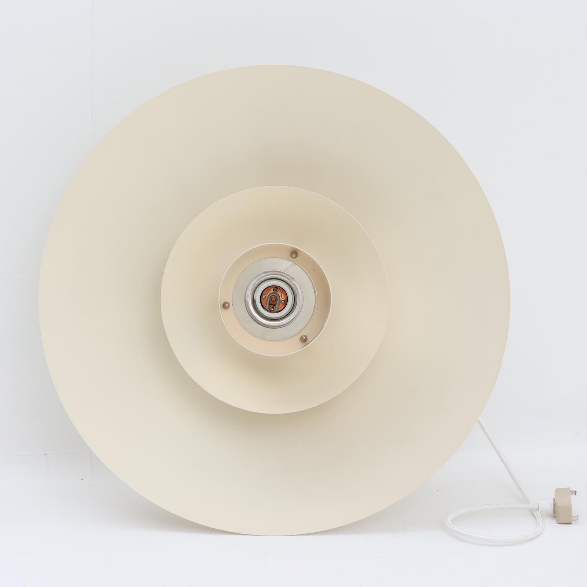 LYFA製のペンダントライト「Type 4174」は、円を重ねたシェード構造によって眩しさを抑えつつ、柔らかな光を広げる設計が特徴です。アルミとプラスチックの異素材を組み合わせた軽やかなデザインは、空間にモダンな印象を与えながらも、北欧ビンテージらしい温かみも感じさせます。経年によるわずかな擦れやくすみはございますが使用感も少なく綺麗な状態です。