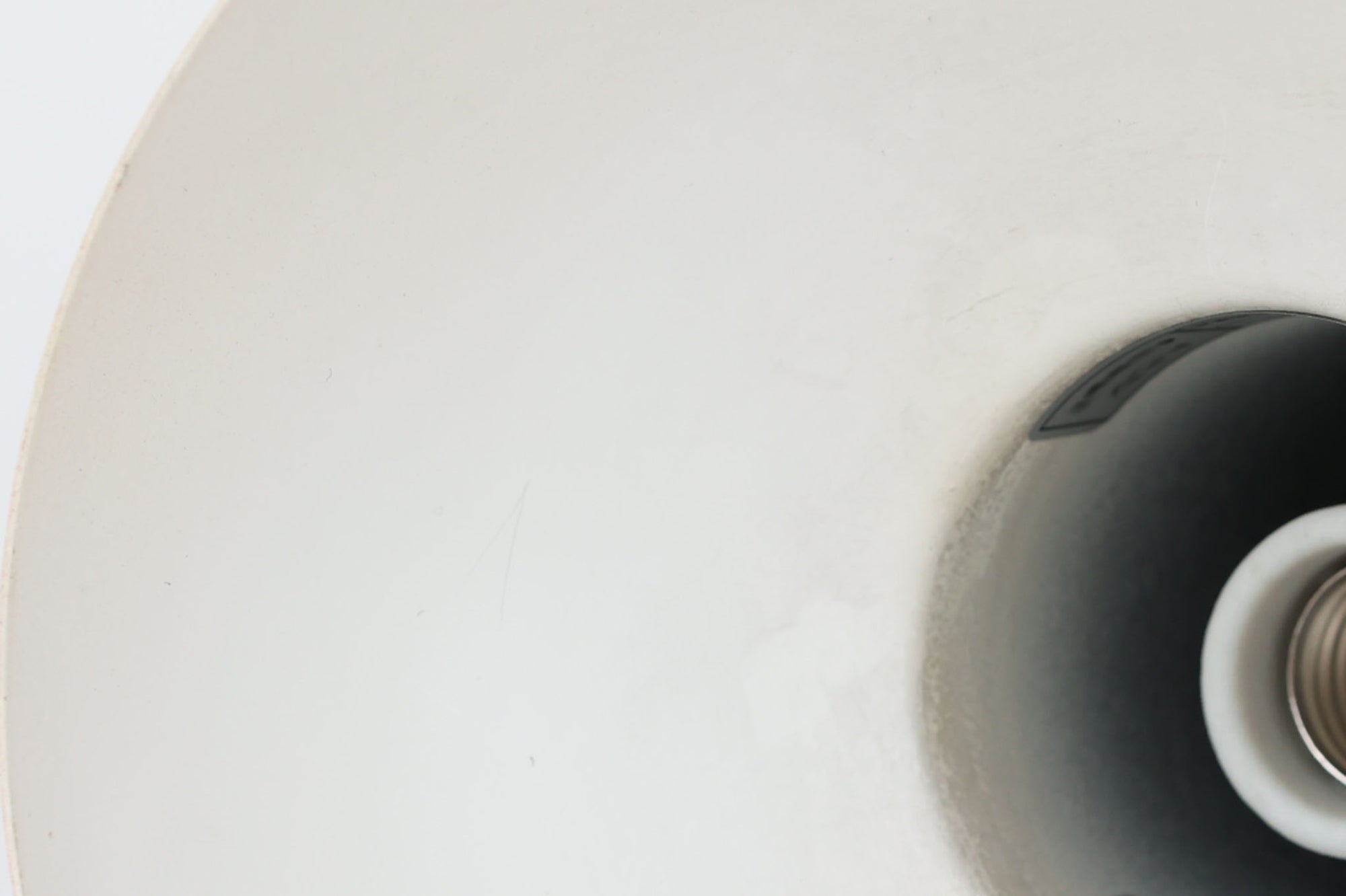 デンマークの老舗照明ブランドLYFA社による、Type 4784のビンテージペンダントライトです。丸みを帯びたチューブ状のトップから柔らかく広がるシェードへと続く滑らかなフォルムが特徴で、小ぶりながらも印象的な存在感を放ちます。直径14cmのコンパクトなサイズ感は、ダイニングやキッチンカウンター、玄関やトイレなどの小空間にも適しており、複数灯を並べても美しくまとまります。赤色の本体と、白く塗装された内側のコントラストが光を柔らかく反射させ、空間に温かみのある灯りをもたらします。シンプルでありながら北欧デザインらしい機能美が感じられる一品で、現行では手に入らない希少なビンテージアイテムとしておすすめです。