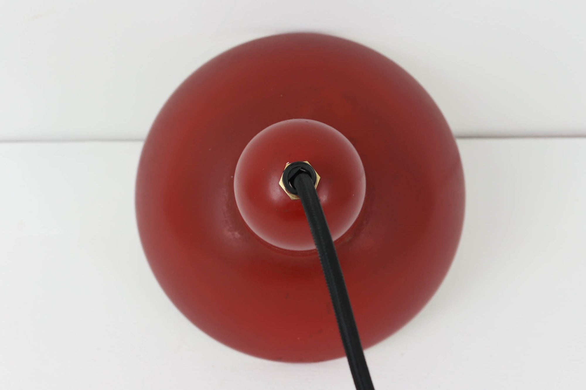 デンマークの老舗照明ブランドLYFA社による、Type 4784のビンテージペンダントライトです。丸みを帯びたチューブ状のトップから柔らかく広がるシェードへと続く滑らかなフォルムが特徴で、小ぶりながらも印象的な存在感を放ちます。直径14cmのコンパクトなサイズ感は、ダイニングやキッチンカウンター、玄関やトイレなどの小空間にも適しており、複数灯を並べても美しくまとまります。赤色の本体と、白く塗装された内側のコントラストが光を柔らかく反射させ、空間に温かみのある灯りをもたらします。シンプルでありながら北欧デザインらしい機能美が感じられる一品で、現行では手に入らない希少なビンテージアイテムとしておすすめです。