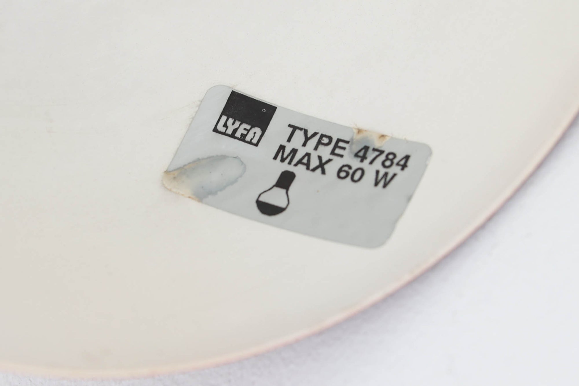 デンマークの老舗照明ブランドLYFA社による、Type 4784のビンテージペンダントライトです。丸みを帯びたチューブ状のトップから柔らかく広がるシェードへと続く滑らかなフォルムが特徴で、小ぶりながらも印象的な存在感を放ちます。直径14cmのコンパクトなサイズ感は、ダイニングやキッチンカウンター、玄関やトイレなどの小空間にも適しており、複数灯を並べても美しくまとまります。赤色の本体と、白く塗装された内側のコントラストが光を柔らかく反射させ、空間に温かみのある灯りをもたらします。シンプルでありながら北欧デザインらしい機能美が感じられる一品で、現行では手に入らない希少なビンテージアイテムとしておすすめです。