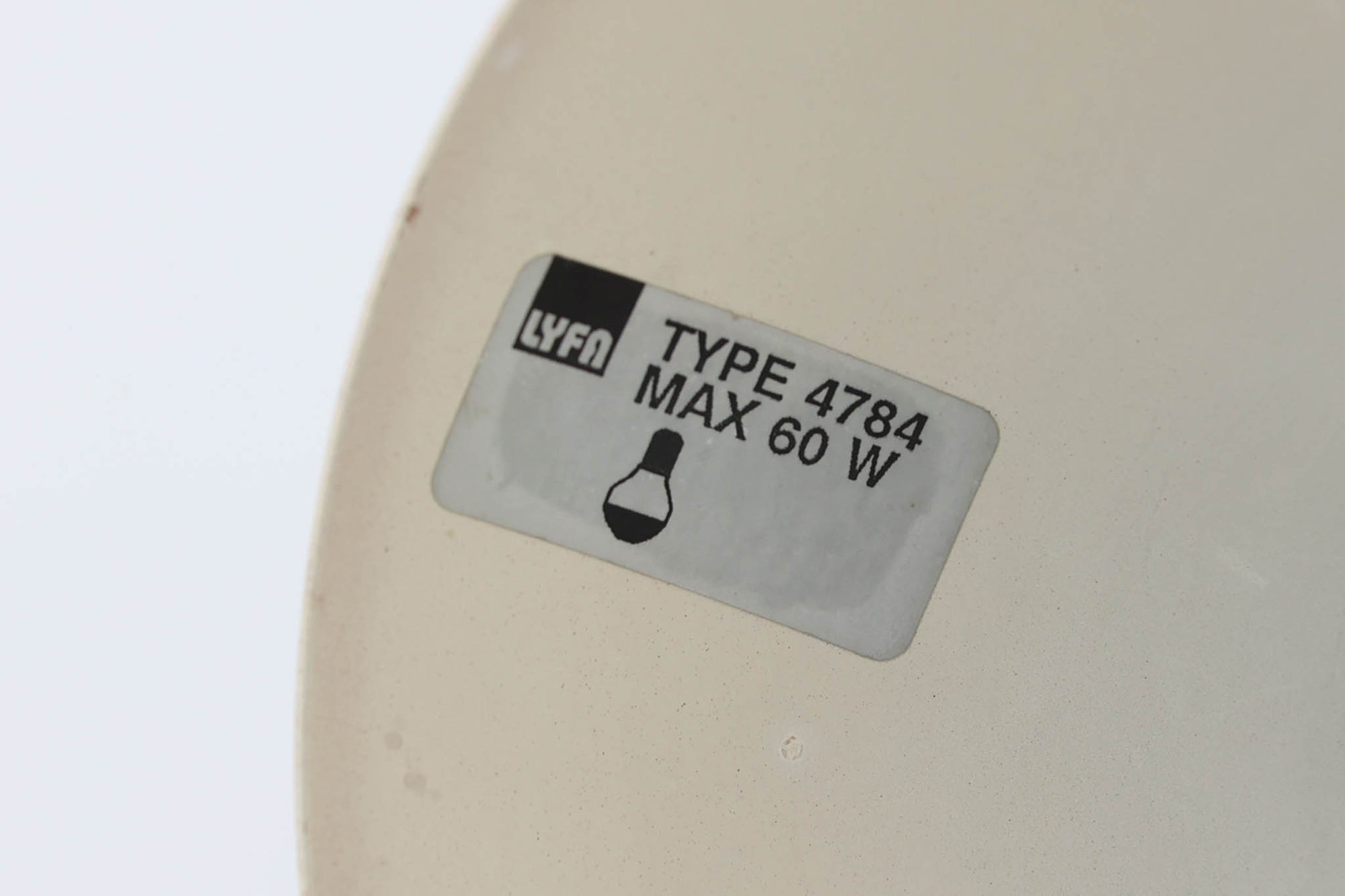 デンマークの老舗照明ブランドLYFA社による、Type 4784のビンテージペンダントライトです。丸みを帯びたチューブ状のトップから柔らかく広がるシェードへと続く滑らかなフォルムが特徴で、小ぶりながらも印象的な存在感を放ちます。直径14cmのコンパクトなサイズ感は、ダイニングやキッチンカウンター、玄関やトイレなどの小空間にも適しており、複数灯を並べても美しくまとまります。赤色の本体と、白く塗装された内側のコントラストが光を柔らかく反射させ、空間に温かみのある灯りをもたらします。シンプルでありながら北欧デザインらしい機能美が感じられる一品で、現行では手に入らない希少なビンテージアイテムとしておすすめです。