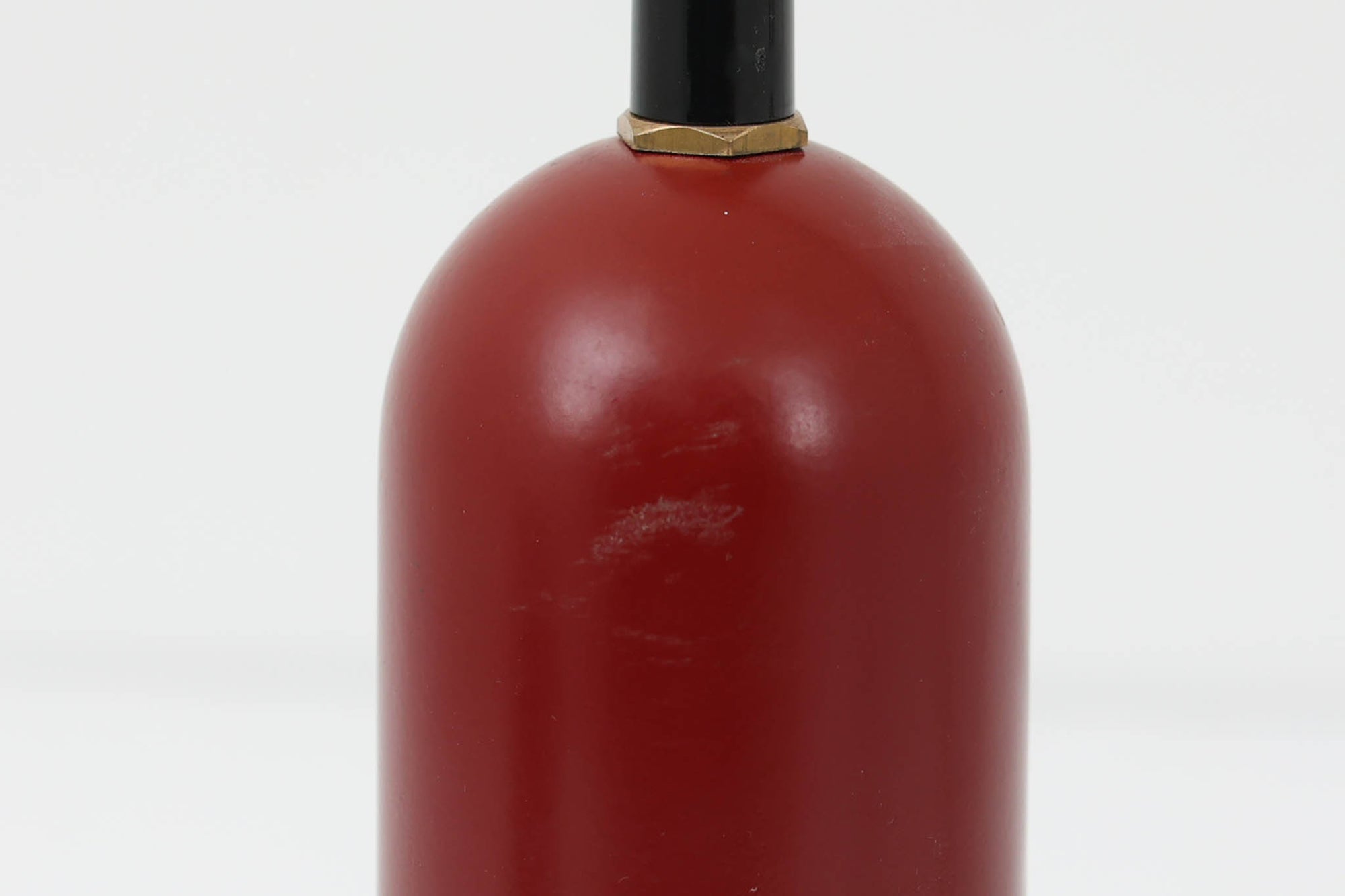 デンマークの老舗照明ブランドLYFA社による、Type 4784のビンテージペンダントライトです。丸みを帯びたチューブ状のトップから柔らかく広がるシェードへと続く滑らかなフォルムが特徴で、小ぶりながらも印象的な存在感を放ちます。直径14cmのコンパクトなサイズ感は、ダイニングやキッチンカウンター、玄関やトイレなどの小空間にも適しており、複数灯を並べても美しくまとまります。赤色の本体と、白く塗装された内側のコントラストが光を柔らかく反射させ、空間に温かみのある灯りをもたらします。シンプルでありながら北欧デザインらしい機能美が感じられる一品で、現行では手に入らない希少なビンテージアイテムとしておすすめです。