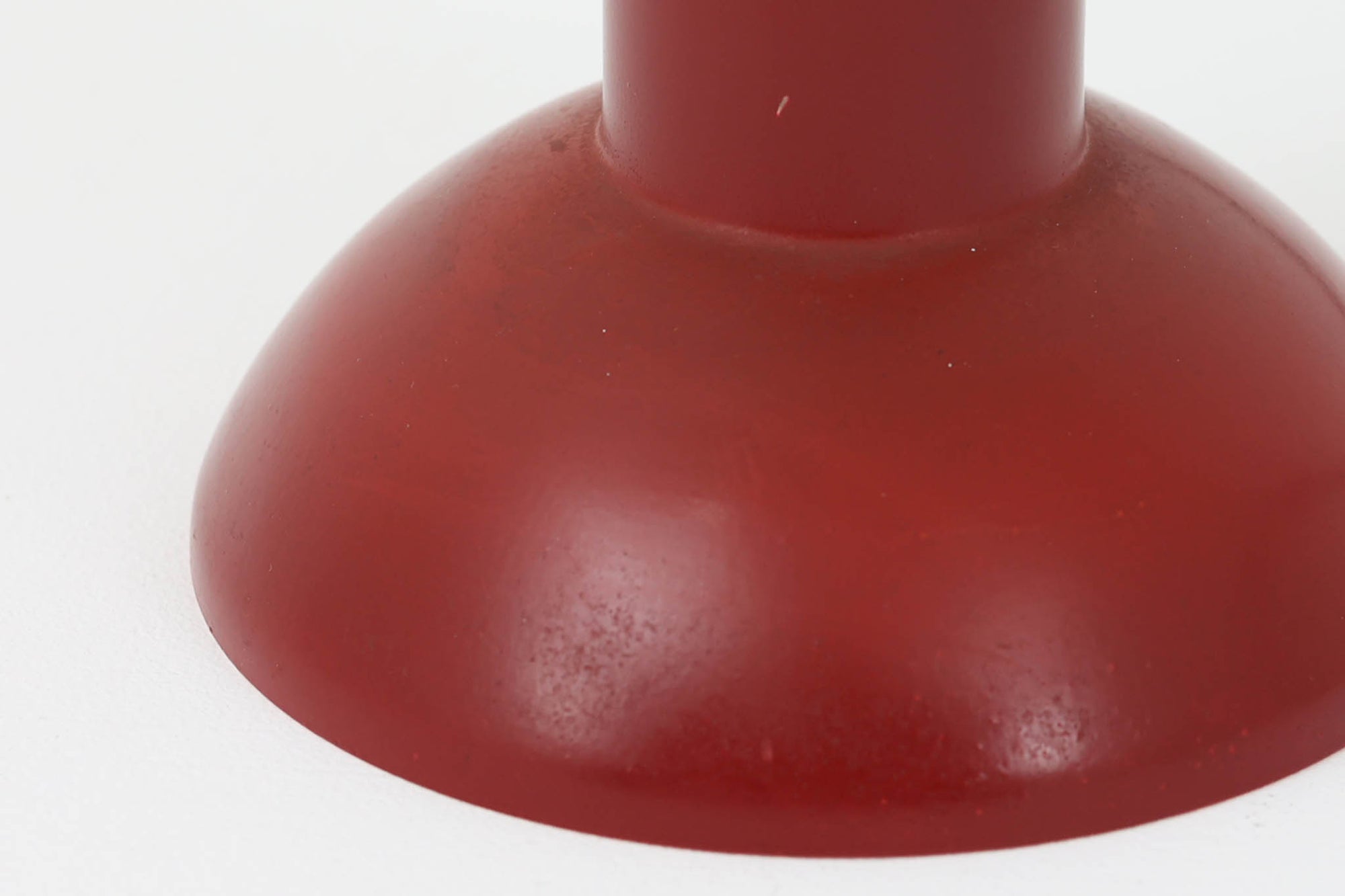 デンマークの老舗照明ブランドLYFA社による、Type 4784のビンテージペンダントライトです。丸みを帯びたチューブ状のトップから柔らかく広がるシェードへと続く滑らかなフォルムが特徴で、小ぶりながらも印象的な存在感を放ちます。直径14cmのコンパクトなサイズ感は、ダイニングやキッチンカウンター、玄関やトイレなどの小空間にも適しており、複数灯を並べても美しくまとまります。赤色の本体と、白く塗装された内側のコントラストが光を柔らかく反射させ、空間に温かみのある灯りをもたらします。シンプルでありながら北欧デザインらしい機能美が感じられる一品で、現行では手に入らない希少なビンテージアイテムとしておすすめです。