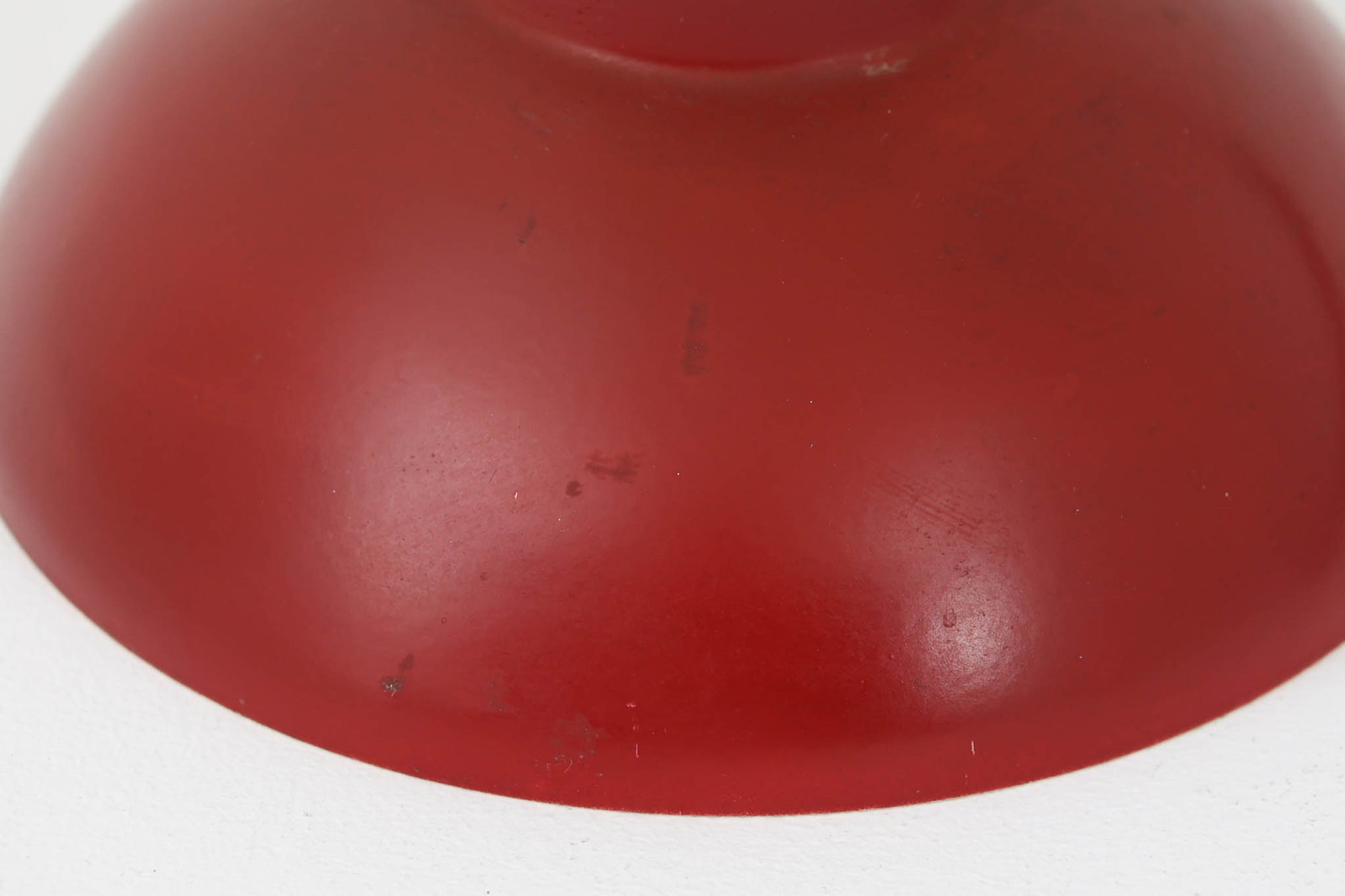 デンマークの老舗照明ブランドLYFA社による、Type 4784のビンテージペンダントライトです。丸みを帯びたチューブ状のトップから柔らかく広がるシェードへと続く滑らかなフォルムが特徴で、小ぶりながらも印象的な存在感を放ちます。直径14cmのコンパクトなサイズ感は、ダイニングやキッチンカウンター、玄関やトイレなどの小空間にも適しており、複数灯を並べても美しくまとまります。赤色の本体と、白く塗装された内側のコントラストが光を柔らかく反射させ、空間に温かみのある灯りをもたらします。シンプルでありながら北欧デザインらしい機能美が感じられる一品で、現行では手に入らない希少なビンテージアイテムとしておすすめです。