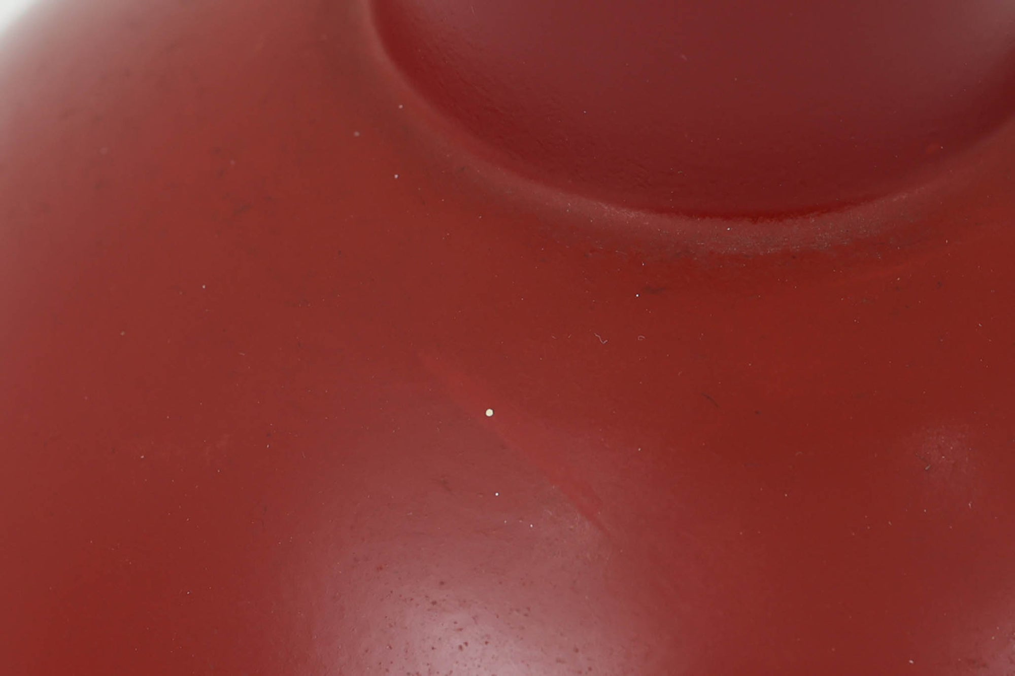 デンマークの老舗照明ブランドLYFA社による、Type 4784のビンテージペンダントライトです。丸みを帯びたチューブ状のトップから柔らかく広がるシェードへと続く滑らかなフォルムが特徴で、小ぶりながらも印象的な存在感を放ちます。直径14cmのコンパクトなサイズ感は、ダイニングやキッチンカウンター、玄関やトイレなどの小空間にも適しており、複数灯を並べても美しくまとまります。赤色の本体と、白く塗装された内側のコントラストが光を柔らかく反射させ、空間に温かみのある灯りをもたらします。シンプルでありながら北欧デザインらしい機能美が感じられる一品で、現行では手に入らない希少なビンテージアイテムとしておすすめです。