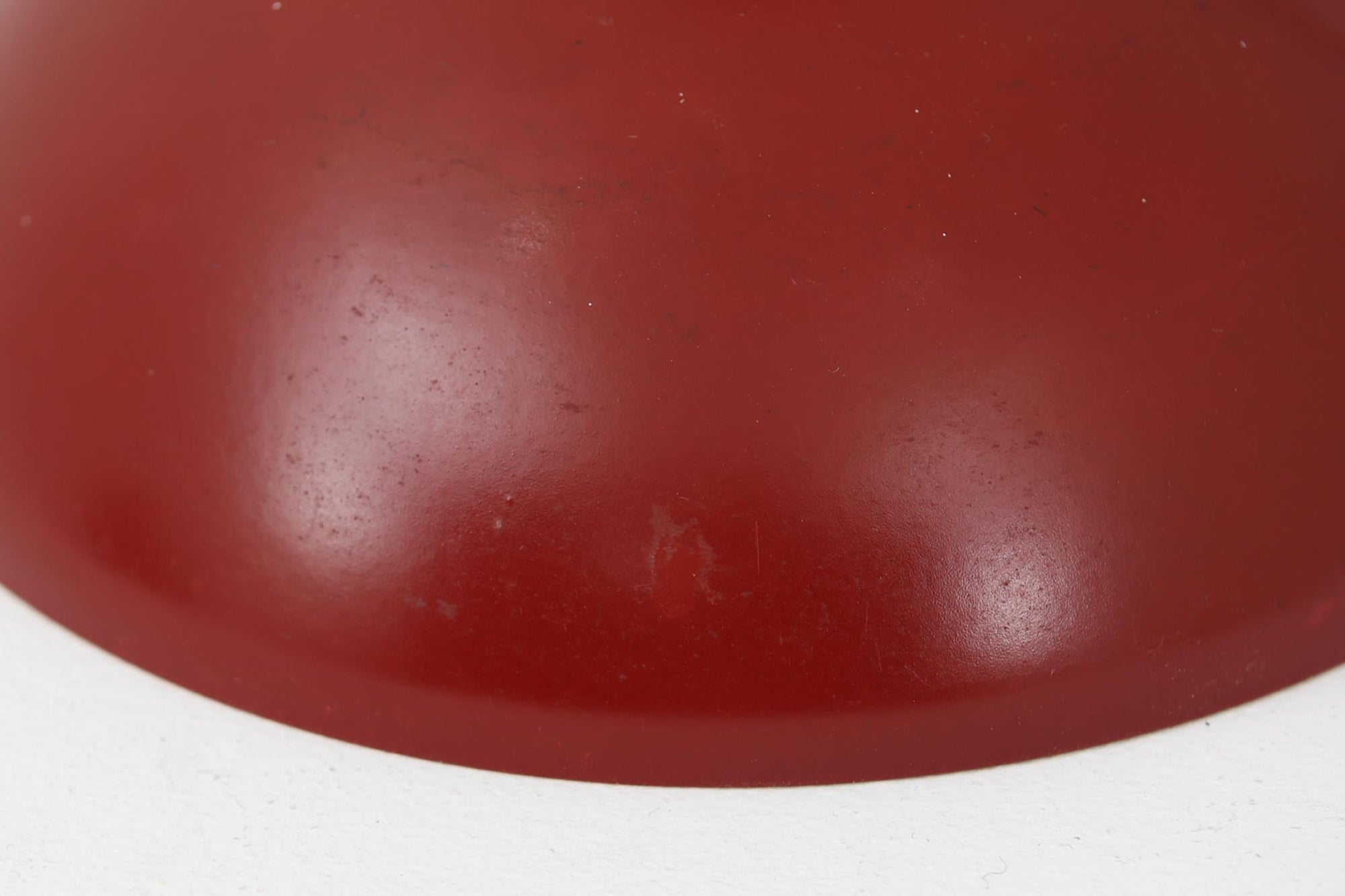 デンマークの老舗照明ブランドLYFA社による、Type 4784のビンテージペンダントライトです。丸みを帯びたチューブ状のトップから柔らかく広がるシェードへと続く滑らかなフォルムが特徴で、小ぶりながらも印象的な存在感を放ちます。直径14cmのコンパクトなサイズ感は、ダイニングやキッチンカウンター、玄関やトイレなどの小空間にも適しており、複数灯を並べても美しくまとまります。赤色の本体と、白く塗装された内側のコントラストが光を柔らかく反射させ、空間に温かみのある灯りをもたらします。シンプルでありながら北欧デザインらしい機能美が感じられる一品で、現行では手に入らない希少なビンテージアイテムとしておすすめです。