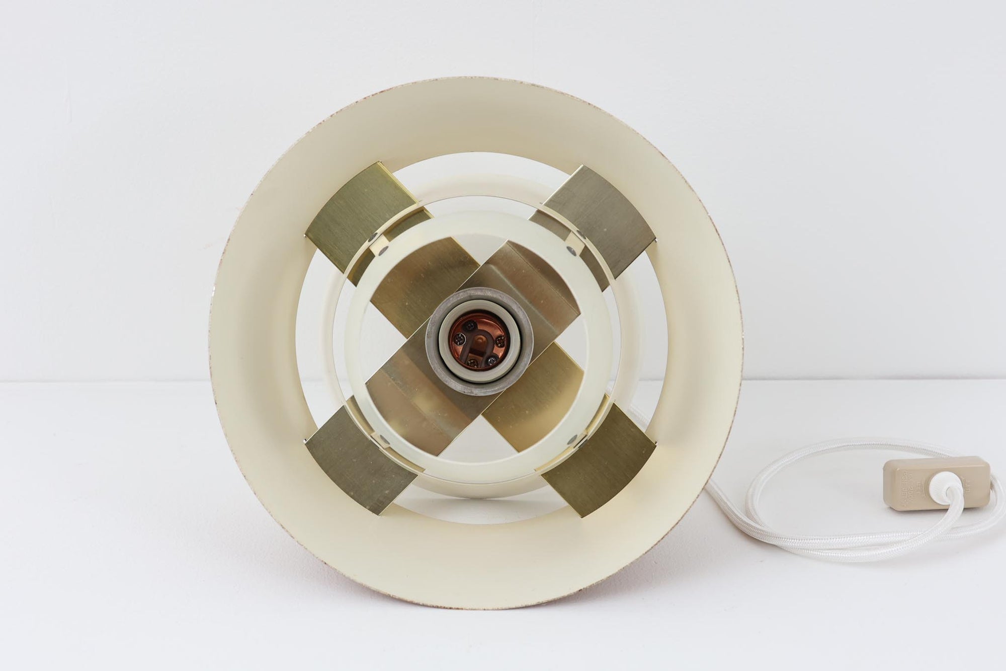 デンマークの老舗照明メーカーLYFA社より、Birger Schmidtデザインのビンテージペンダントライトです。キャメルとホワイトのコントラストが美しく、洗練されたシンプルさの中にも温かみのあるデザインが特徴です。メタル製シェードは2層構造になっており、柔らかく穏やかな光が上下に広がり、空間を優しく照らします。点灯時には、内側のホワイトシェードが温かな光を演出し、北欧ならではの心地よさを感じさせてくれます。サイズは直径24cm、高さ16cmとコンパクトで、リビングやダイニング、ベッドルームなど幅広いシーンでお使いいただけます。ヴィンテージならではの趣あるデザインと確かな品質が魅力の逸品です。