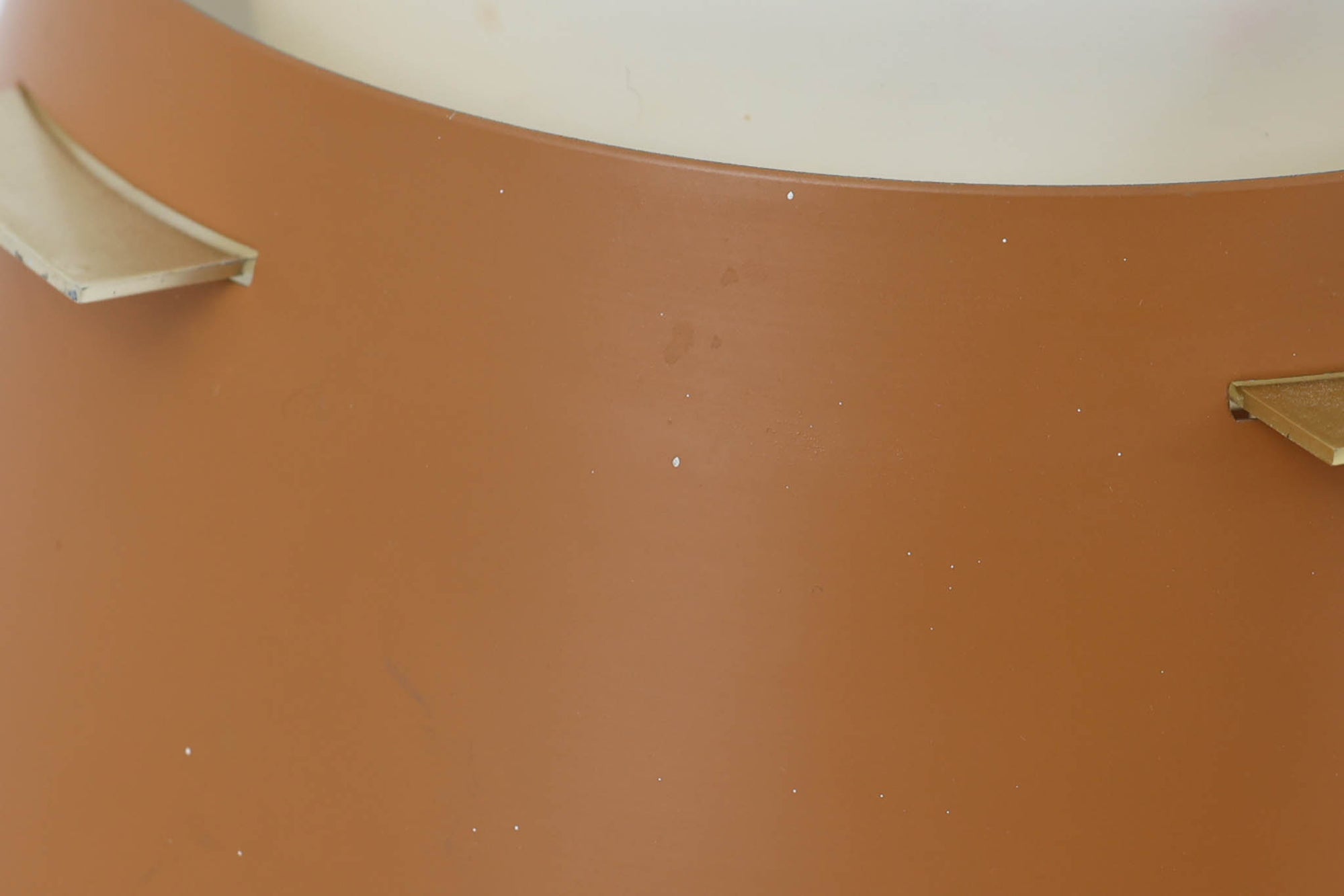 デンマークの老舗照明メーカーLYFA社より、Birger Schmidtデザインのビンテージペンダントライトです。キャメルとホワイトのコントラストが美しく、洗練されたシンプルさの中にも温かみのあるデザインが特徴です。メタル製シェードは2層構造になっており、柔らかく穏やかな光が上下に広がり、空間を優しく照らします。点灯時には、内側のホワイトシェードが温かな光を演出し、北欧ならではの心地よさを感じさせてくれます。サイズは直径24cm、高さ16cmとコンパクトで、リビングやダイニング、ベッドルームなど幅広いシーンでお使いいただけます。ヴィンテージならではの趣あるデザインと確かな品質が魅力の逸品です。