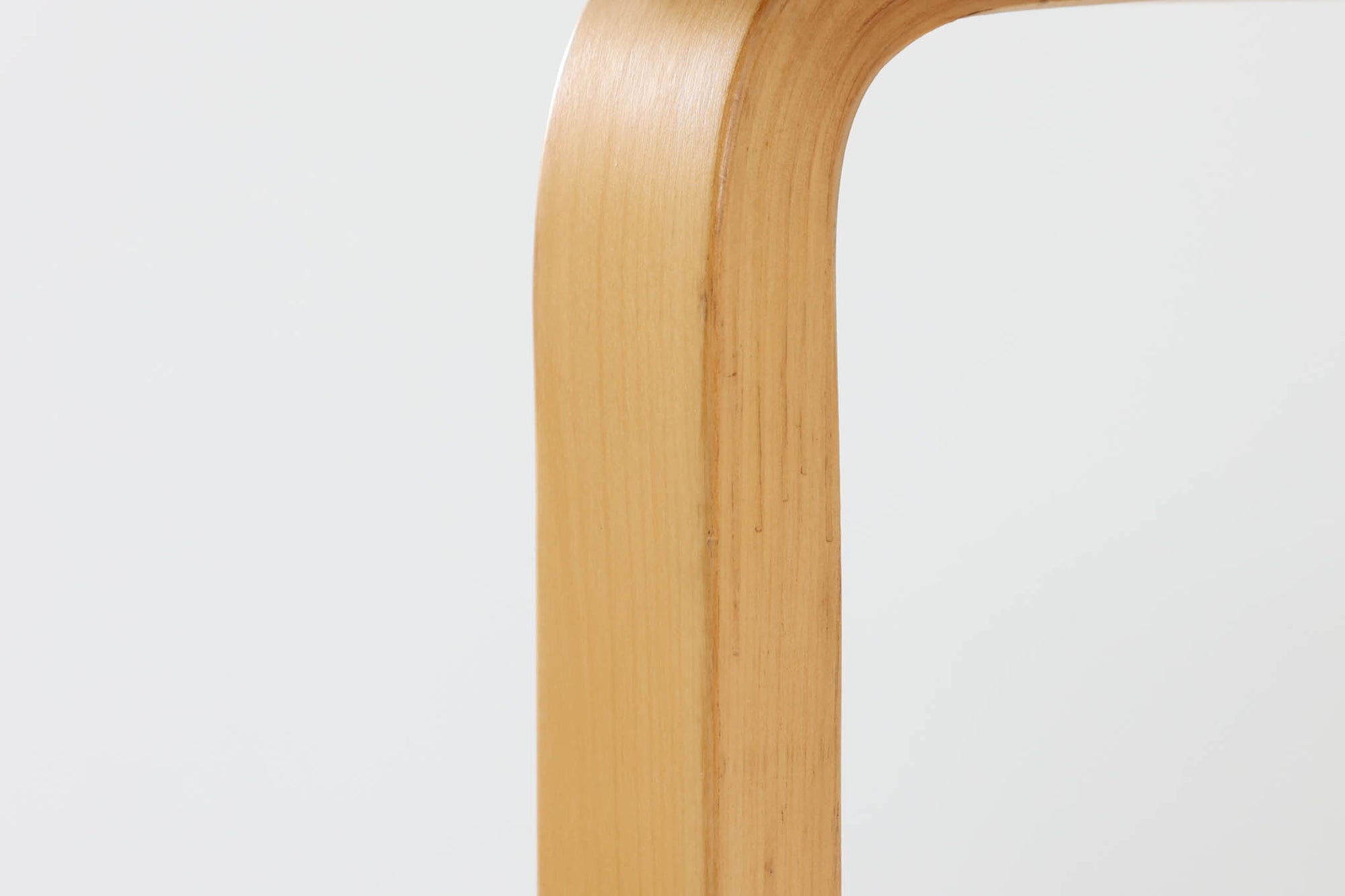 北欧より買い付けました。天板にはホワイトラミネートが使用されています。デスクとしてもお使いいただけます。