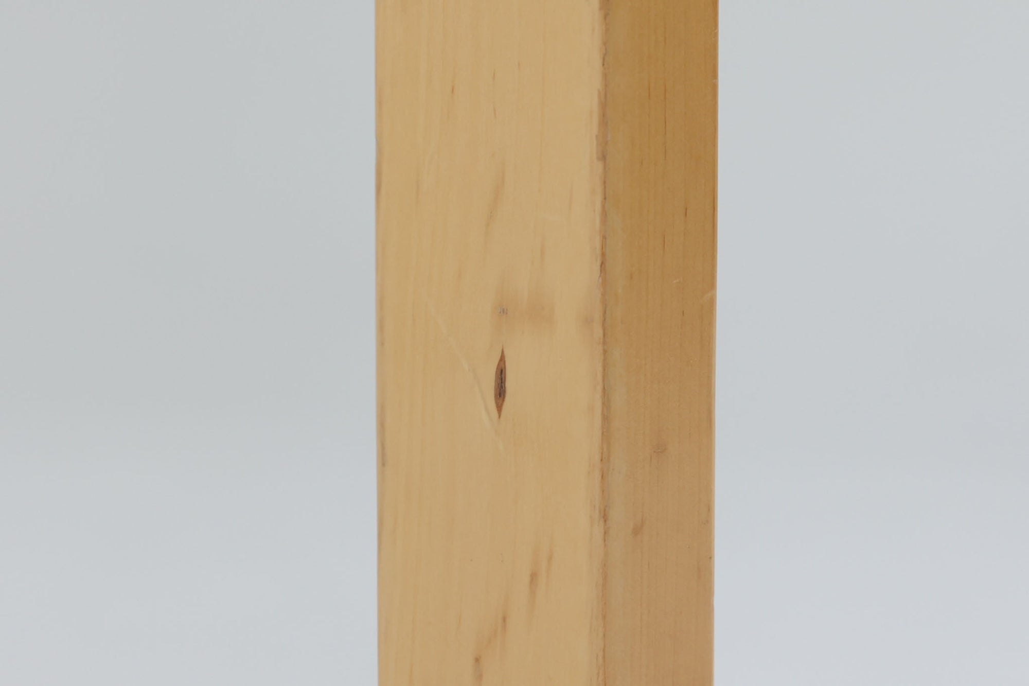 北欧より買い付けました。天板にはホワイトラミネートが使用されています。デスクとしてもお使いいただけます。