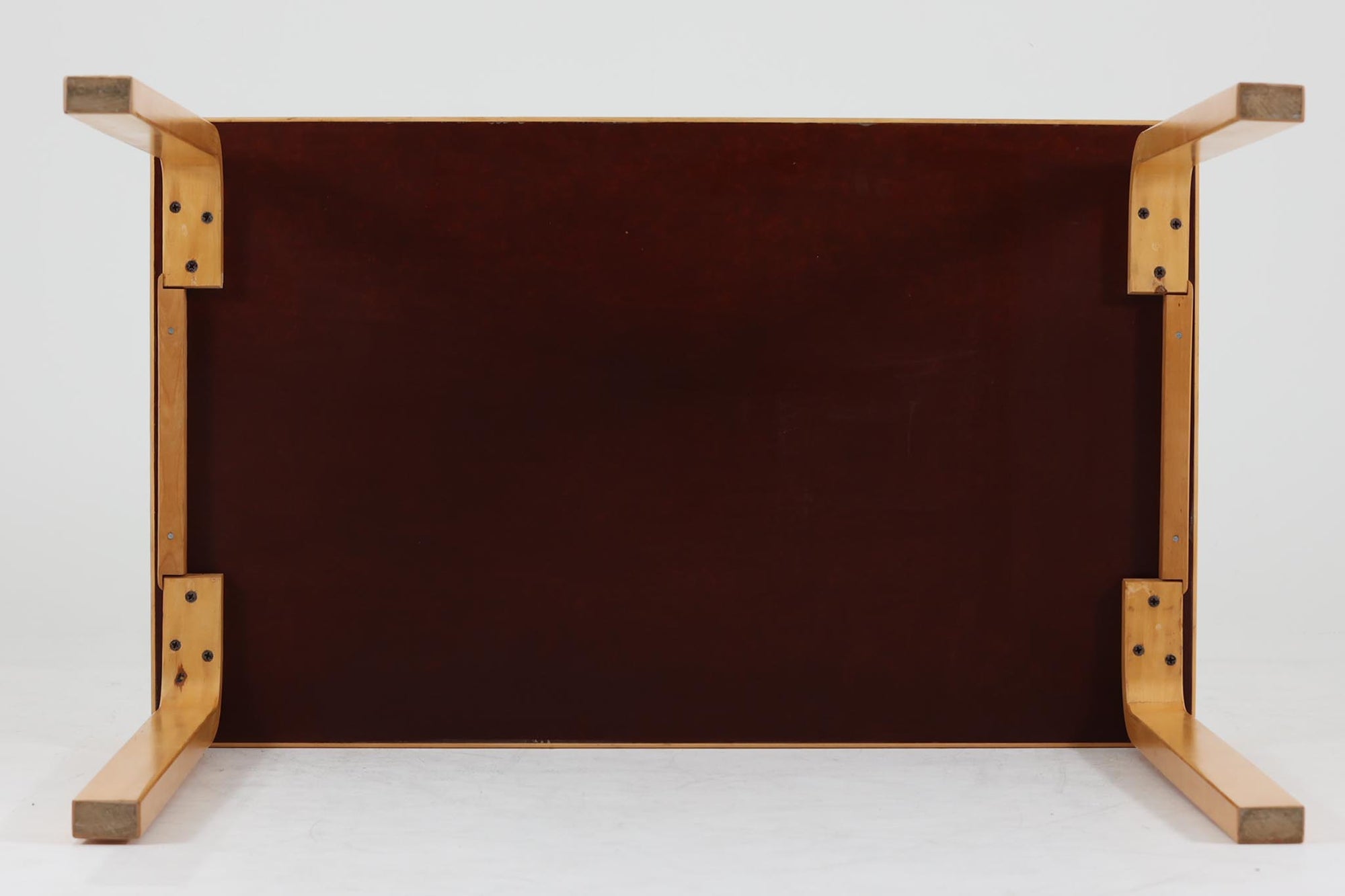 北欧より買い付けました。天板にはホワイトラミネートが使用されています。デスクとしてもお使いいただけます。