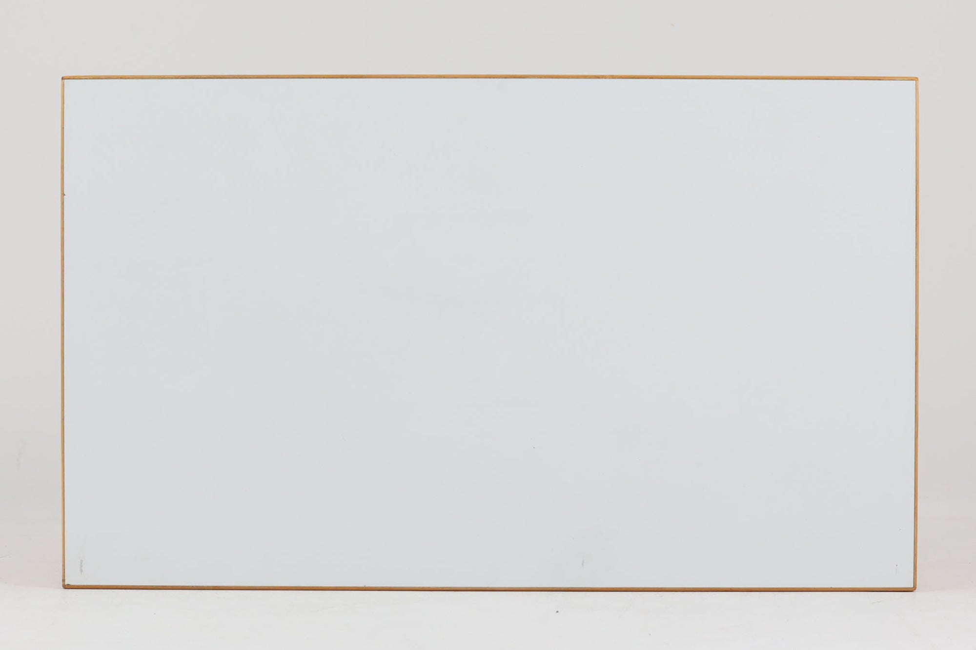 北欧より買い付けました。天板にはホワイトラミネートが使用されています。デスクとしてもお使いいただけます。