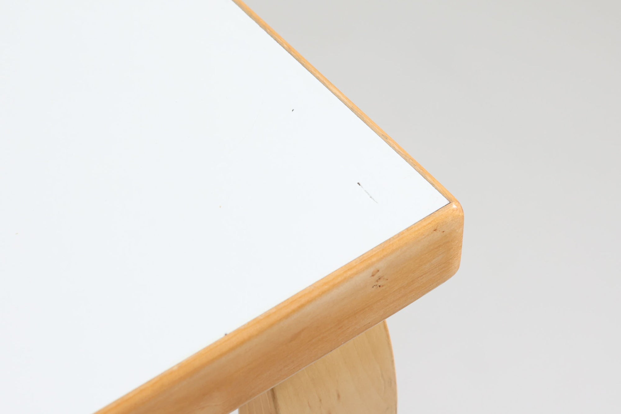 北欧より買い付けました。天板にはホワイトラミネートが使用されています。デスクとしてもお使いいただけます。