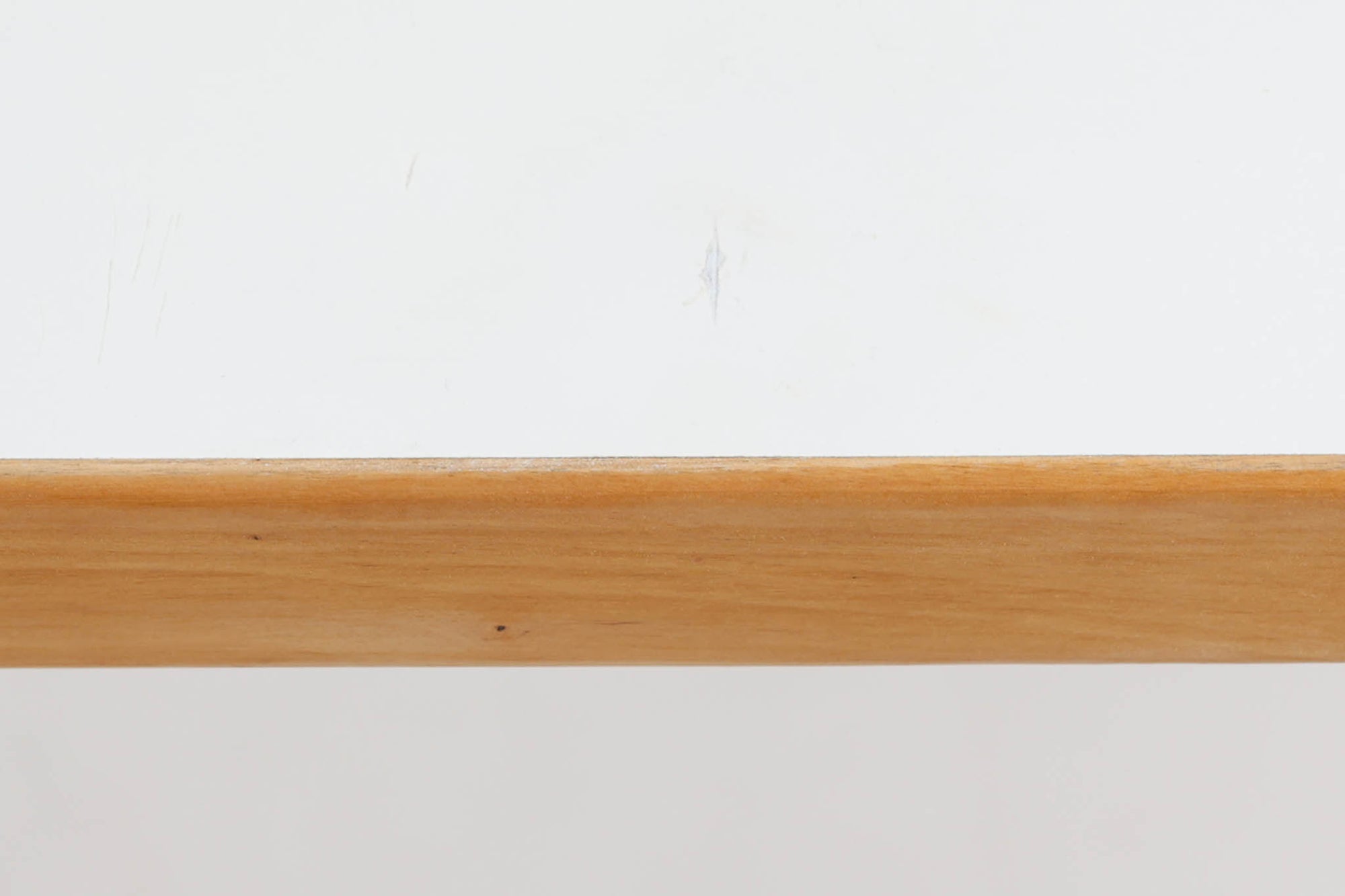 北欧より買い付けました。天板にはホワイトラミネートが使用されています。デスクとしてもお使いいただけます。