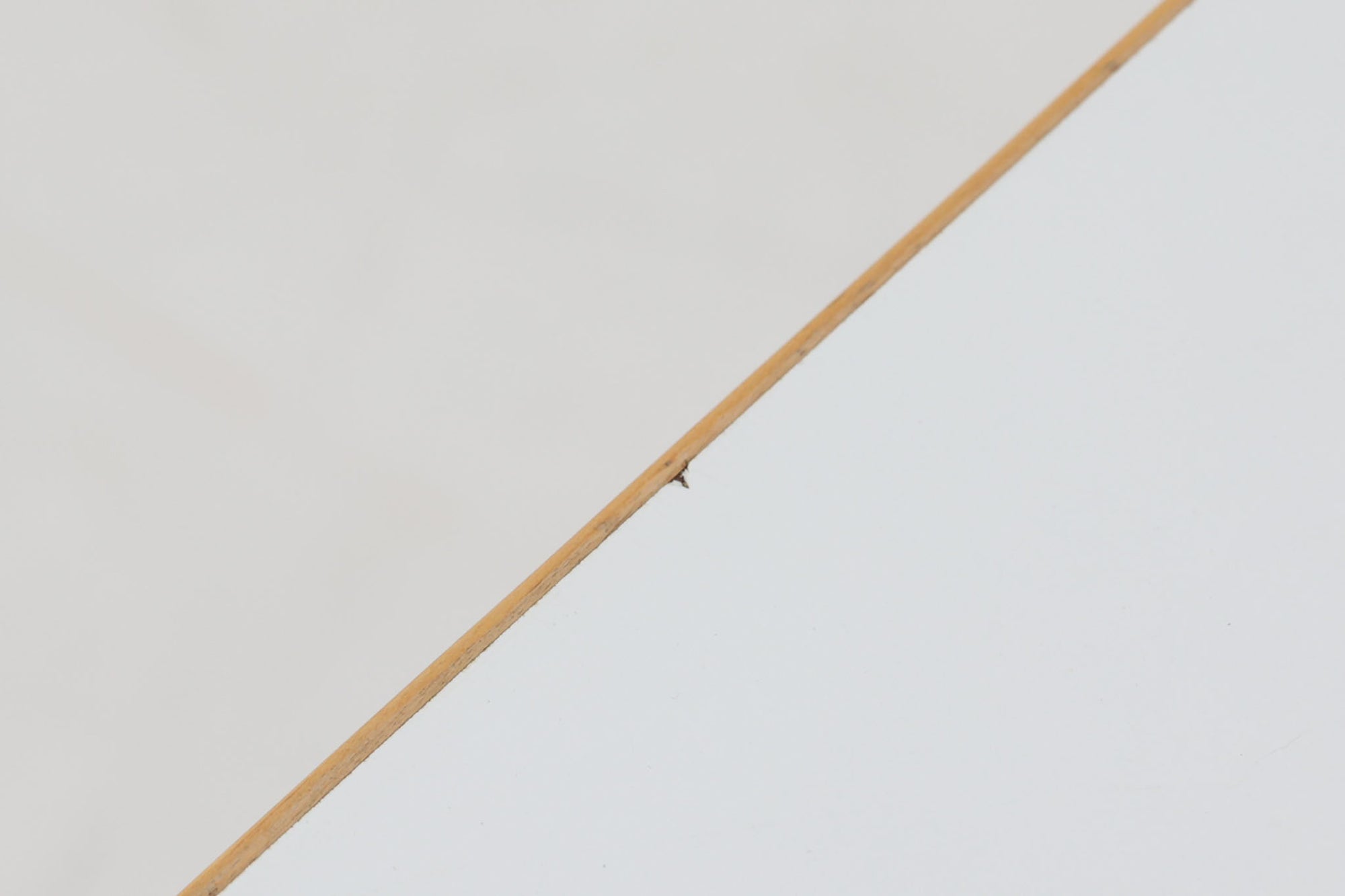 北欧より買い付けました。天板にはホワイトラミネートが使用されています。デスクとしてもお使いいただけます。