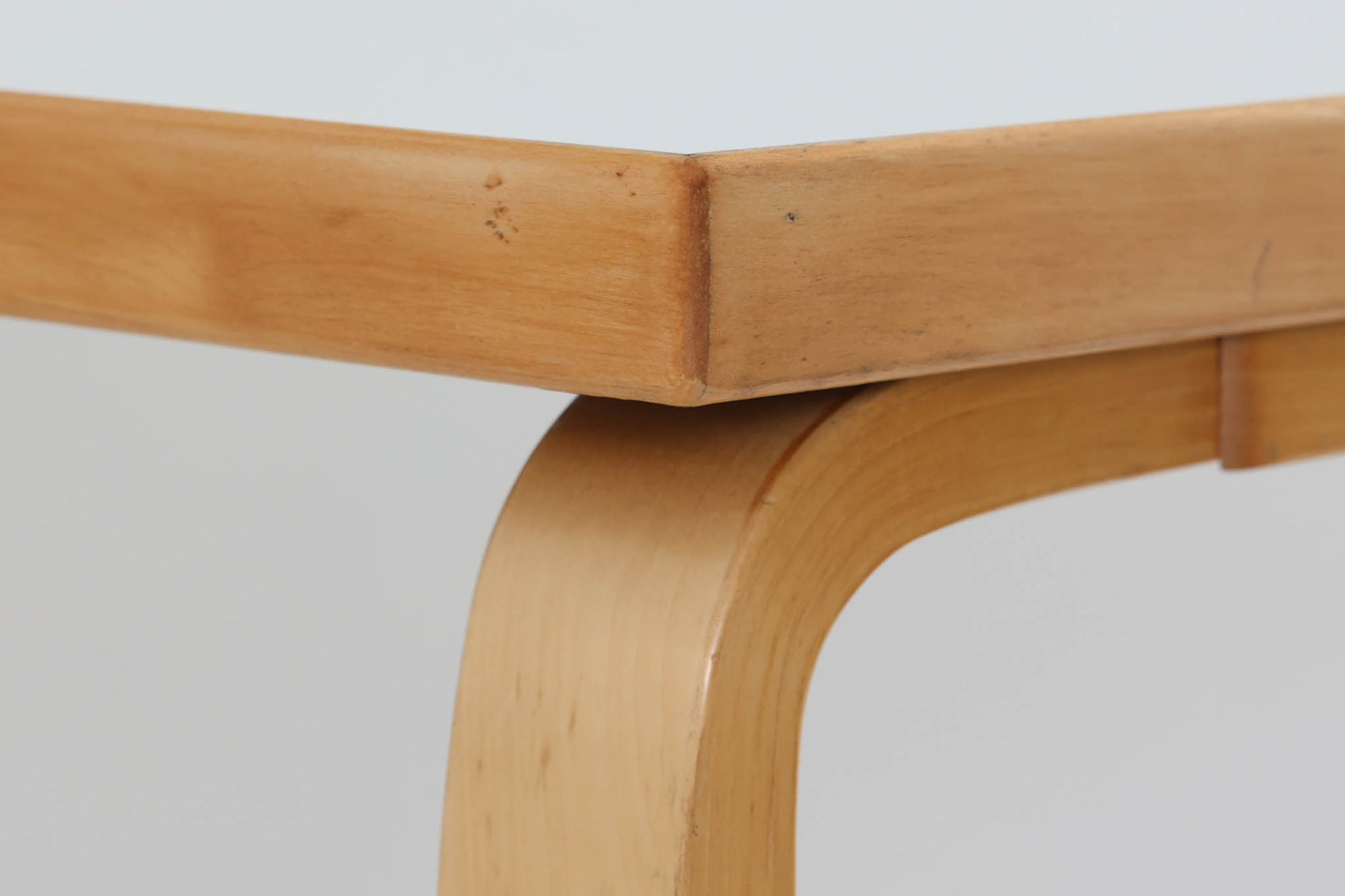 北欧より買い付けました。天板にはホワイトラミネートが使用されています。デスクとしてもお使いいただけます。