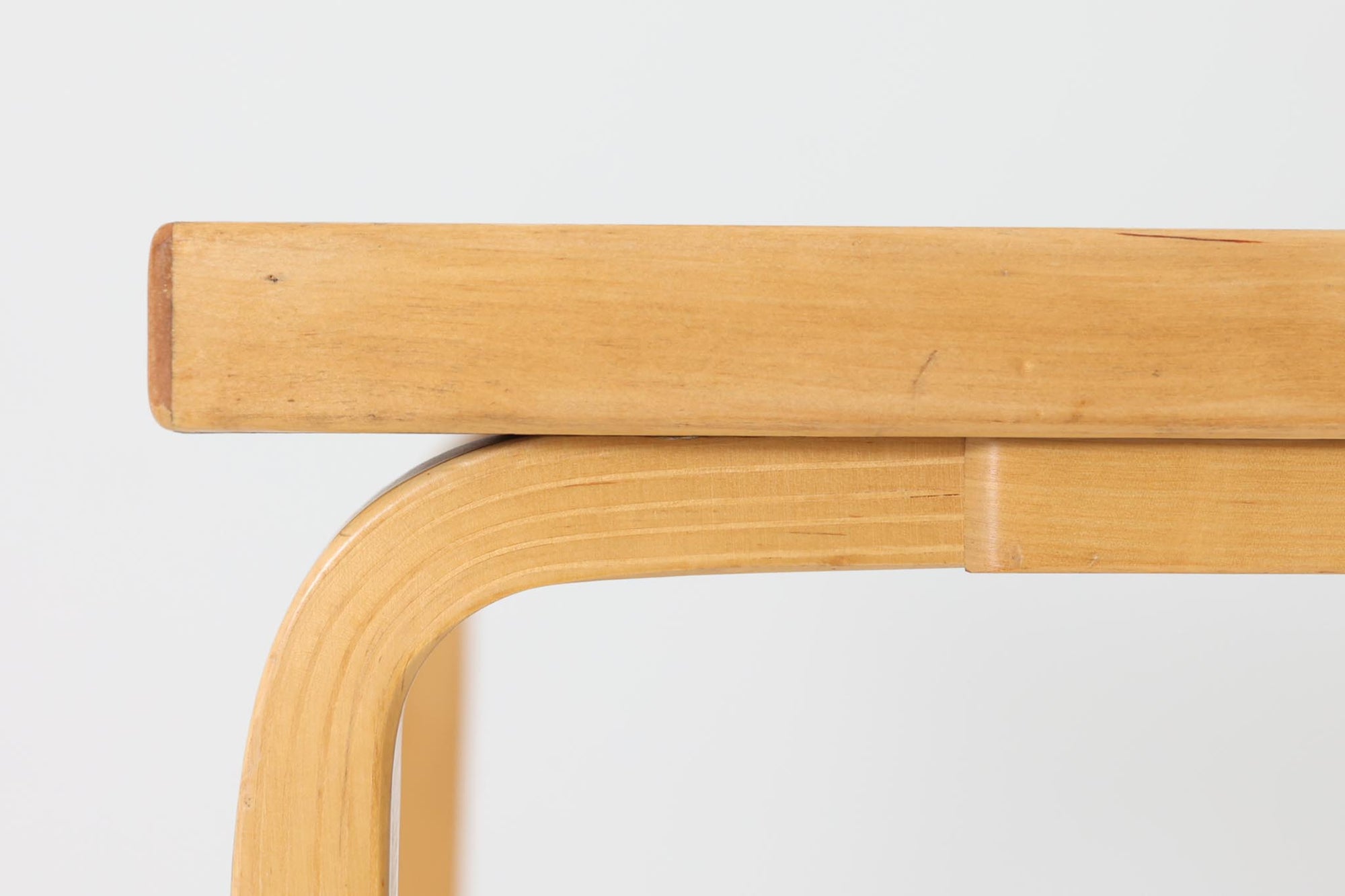 北欧より買い付けました。天板にはホワイトラミネートが使用されています。デスクとしてもお使いいただけます。