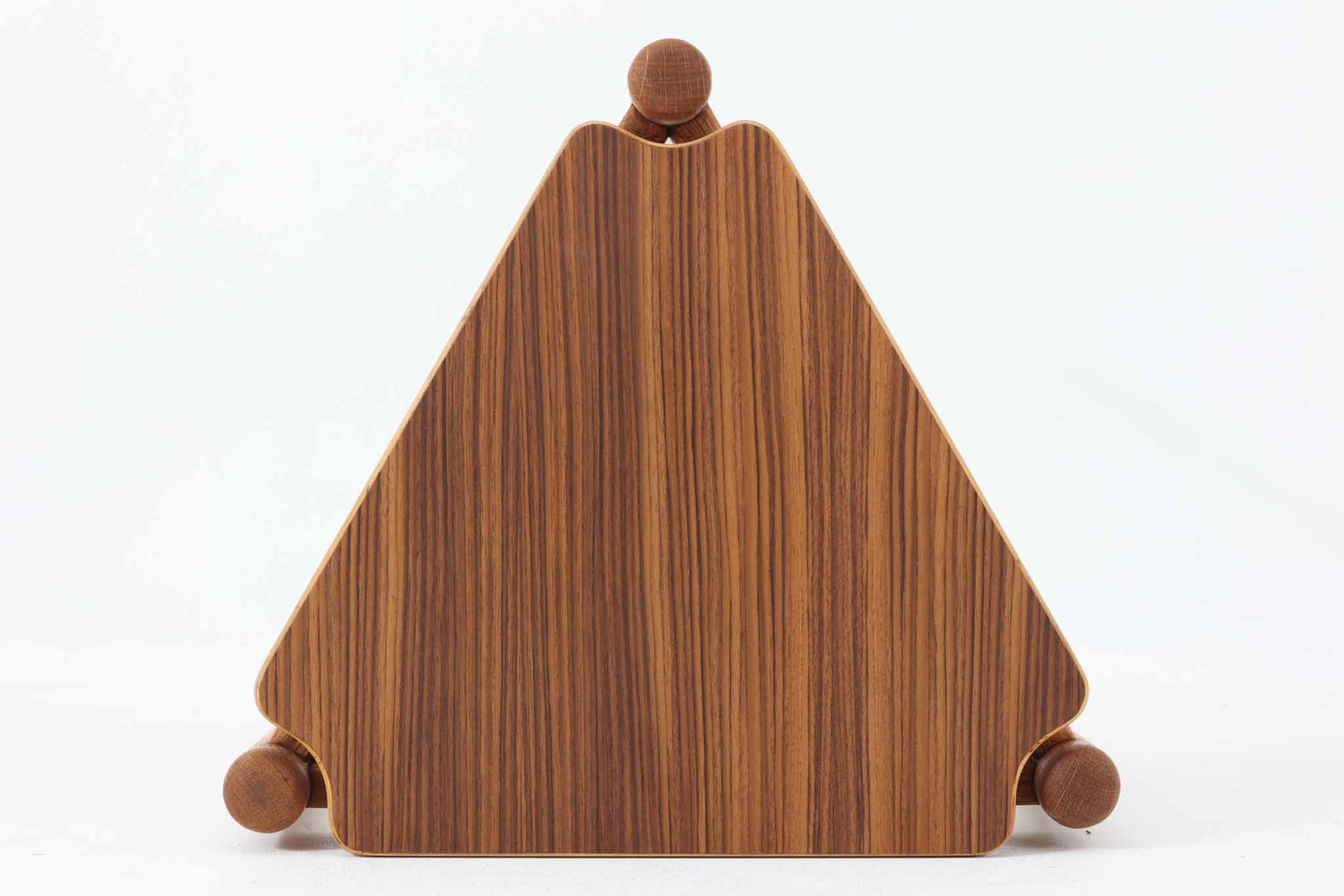 三角形の天板と3本の丸脚が特徴的なデンマーク製ビンテージサイドテーブルです。天板には美しい木目のチーク材を使用し、脚部には滑らかな質感のオーク材を採用。ユニークなフォルムながらもシンプルな佇まいで、空間に軽やかなアクセントを加えてくれます。花台としても活躍し、小さなスペースにも置きやすいサイズ感も魅力です。北欧デザインらしい丁寧な造りと温かみのある素材感をお楽しみいただけます。