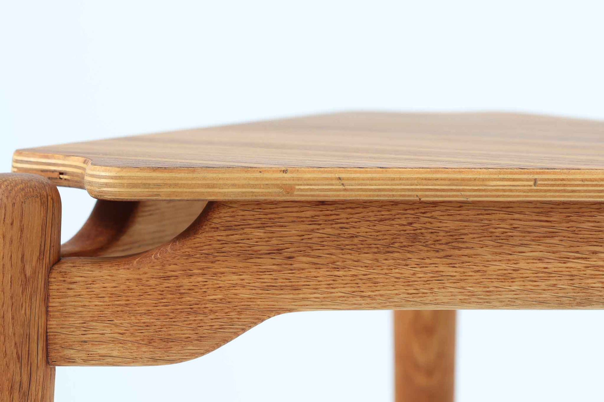 三角形の天板と3本の丸脚が特徴的なデンマーク製ビンテージサイドテーブルです。天板には美しい木目のチーク材を使用し、脚部には滑らかな質感のオーク材を採用。ユニークなフォルムながらもシンプルな佇まいで、空間に軽やかなアクセントを加えてくれます。花台としても活躍し、小さなスペースにも置きやすいサイズ感も魅力です。北欧デザインらしい丁寧な造りと温かみのある素材感をお楽しみいただけます。