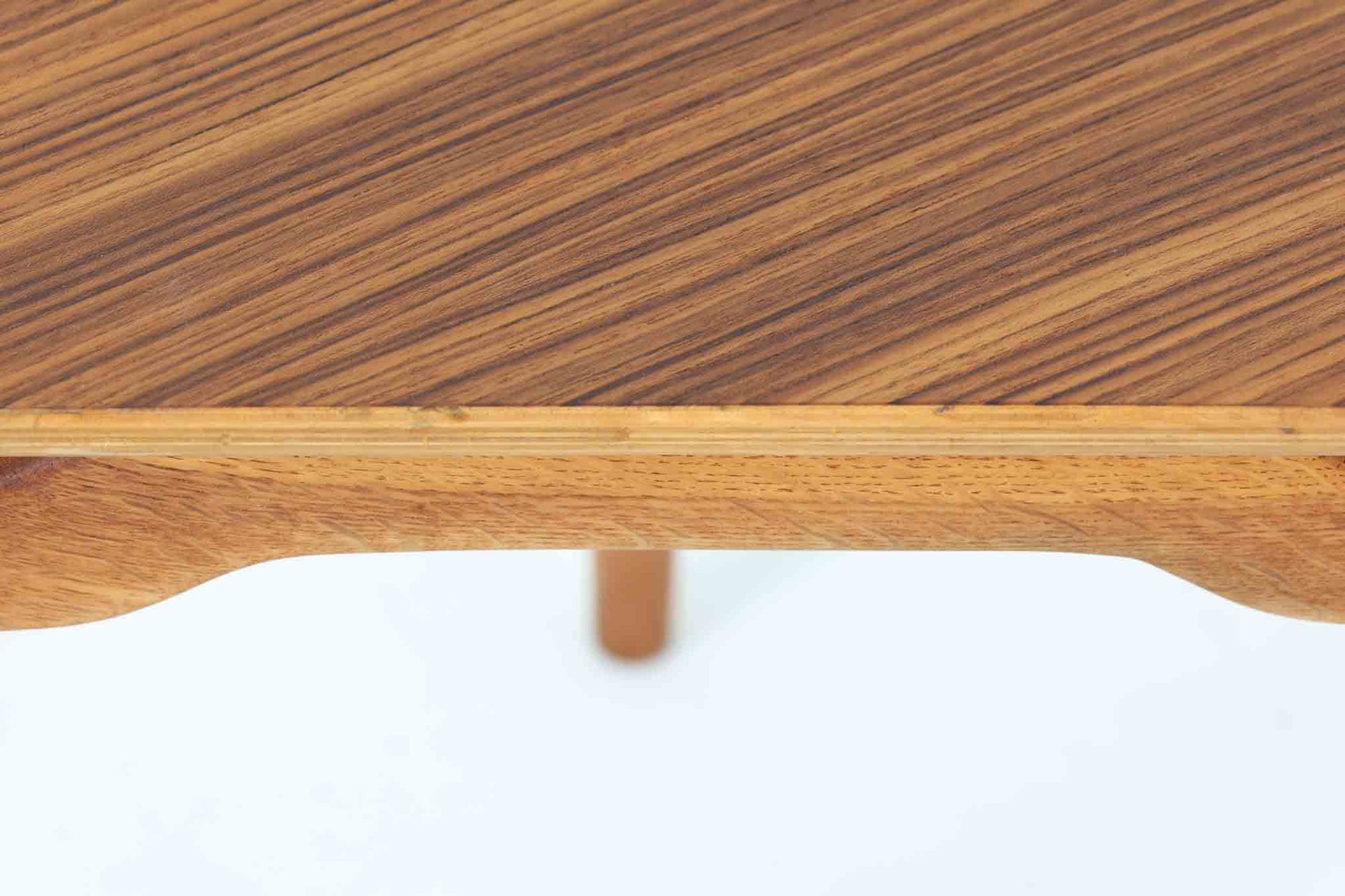 三角形の天板と3本の丸脚が特徴的なデンマーク製ビンテージサイドテーブルです。天板には美しい木目のチーク材を使用し、脚部には滑らかな質感のオーク材を採用。ユニークなフォルムながらもシンプルな佇まいで、空間に軽やかなアクセントを加えてくれます。花台としても活躍し、小さなスペースにも置きやすいサイズ感も魅力です。北欧デザインらしい丁寧な造りと温かみのある素材感をお楽しみいただけます。