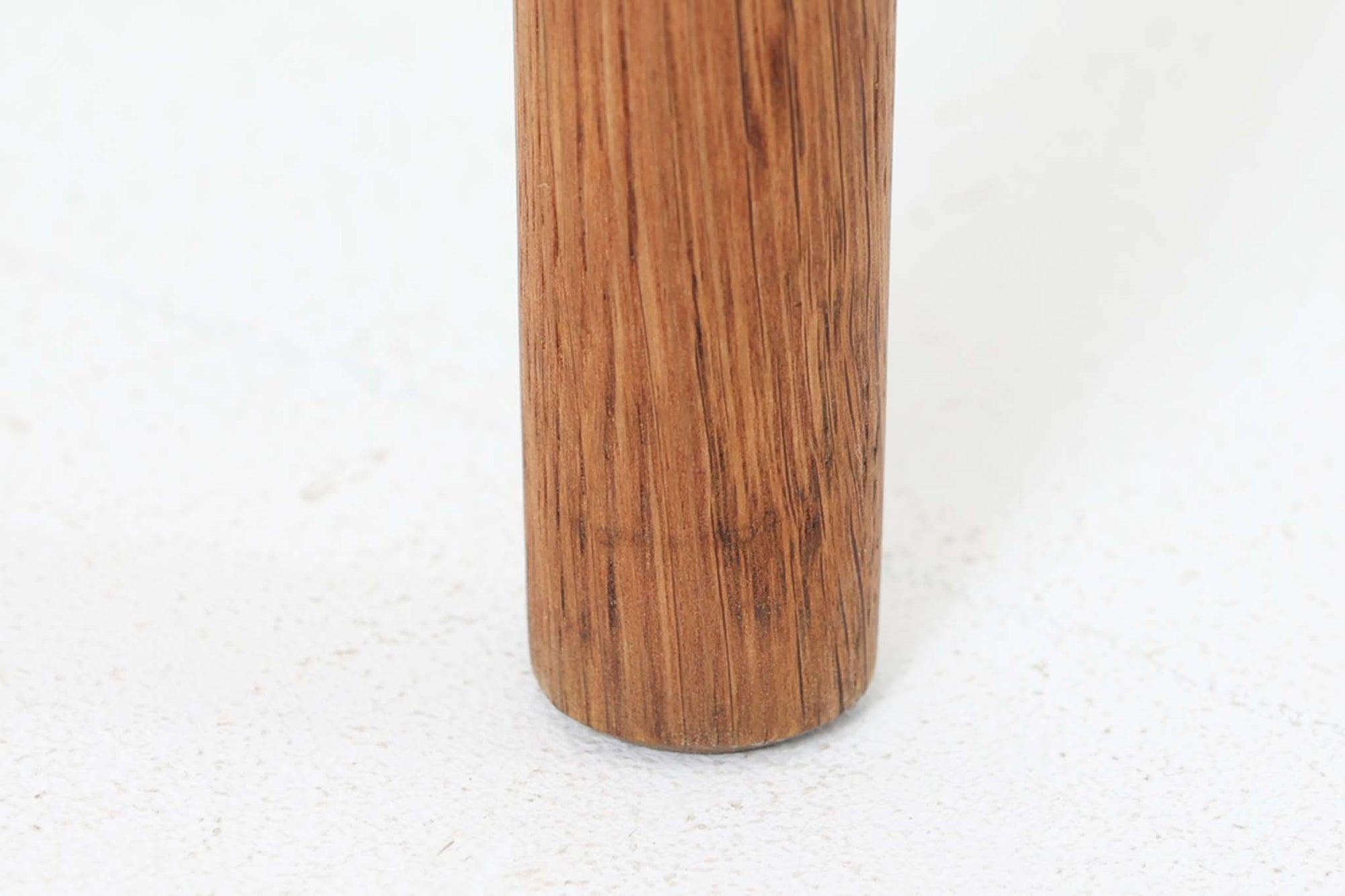 三角形の天板と3本の丸脚が特徴的なデンマーク製ビンテージサイドテーブルです。天板には美しい木目のチーク材を使用し、脚部には滑らかな質感のオーク材を採用。ユニークなフォルムながらもシンプルな佇まいで、空間に軽やかなアクセントを加えてくれます。花台としても活躍し、小さなスペースにも置きやすいサイズ感も魅力です。北欧デザインらしい丁寧な造りと温かみのある素材感をお楽しみいただけます。