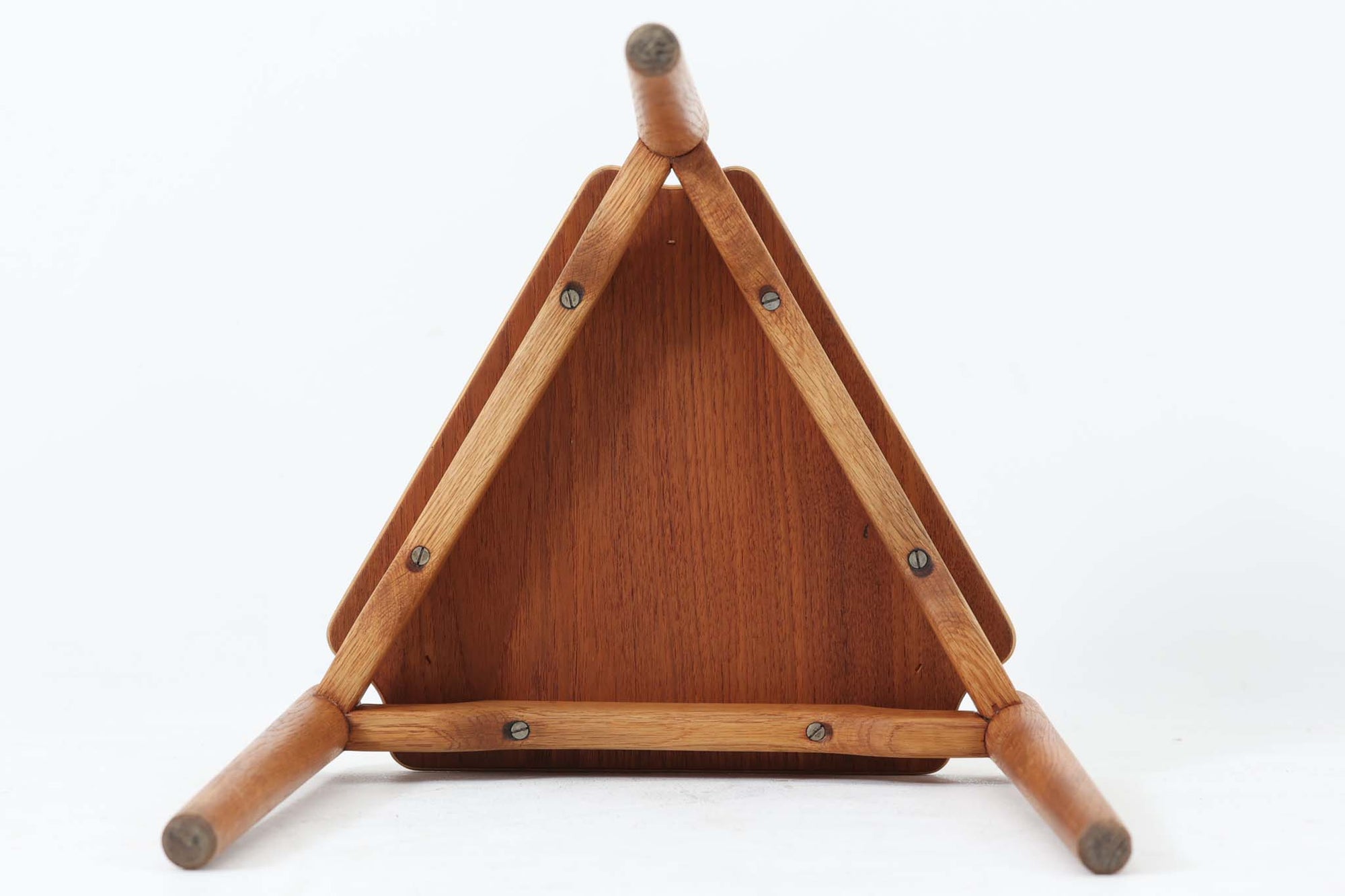 三角形の天板と3本の丸脚が特徴的なデンマーク製ビンテージサイドテーブルです。天板には美しい木目のチーク材を使用し、脚部には滑らかな質感のオーク材を採用。ユニークなフォルムながらもシンプルな佇まいで、空間に軽やかなアクセントを加えてくれます。花台としても活躍し、小さなスペースにも置きやすいサイズ感も魅力です。北欧デザインらしい丁寧な造りと温かみのある素材感をお楽しみいただけます。