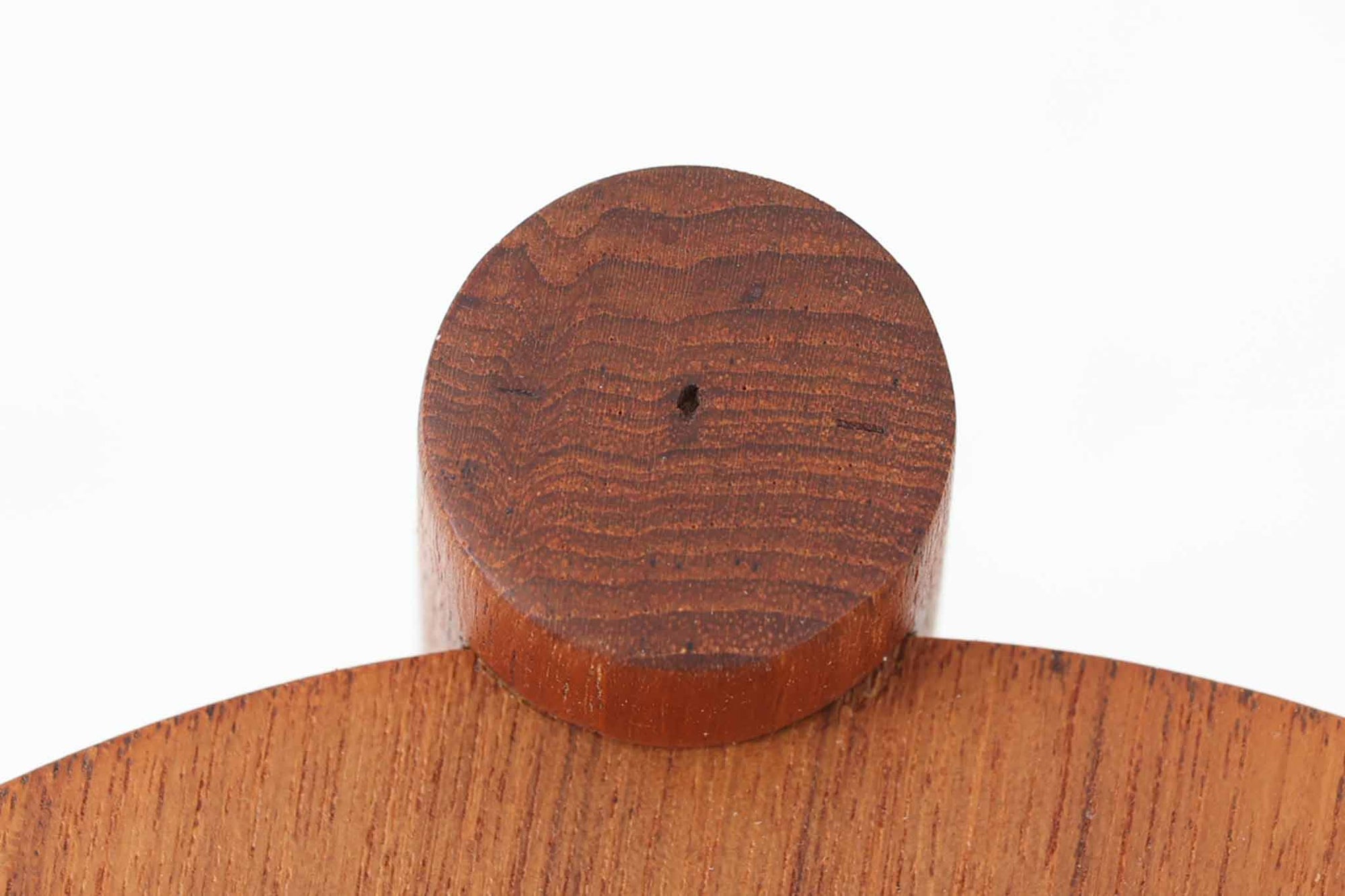 デンマーク製のビンテージ3本脚サイドテーブルです。天板・脚部ともにチーク無垢材を使用しており、木の質感を存分に楽しめる一品です。円形の天板に3本の丸脚を配したシンプルなデザインながら、脚の先端が天板を貫通して突き出した構造がアクセントとなり、クラフト感のある佇まいを演出しています。花台やソファ横のテーブルとしてなど、空間のポイントになる小家具としておすすめです。幅24cm×奥行24.5cmとコンパクトなサイズ感で、日本の住空間にも取り入れやすいアイテムです。