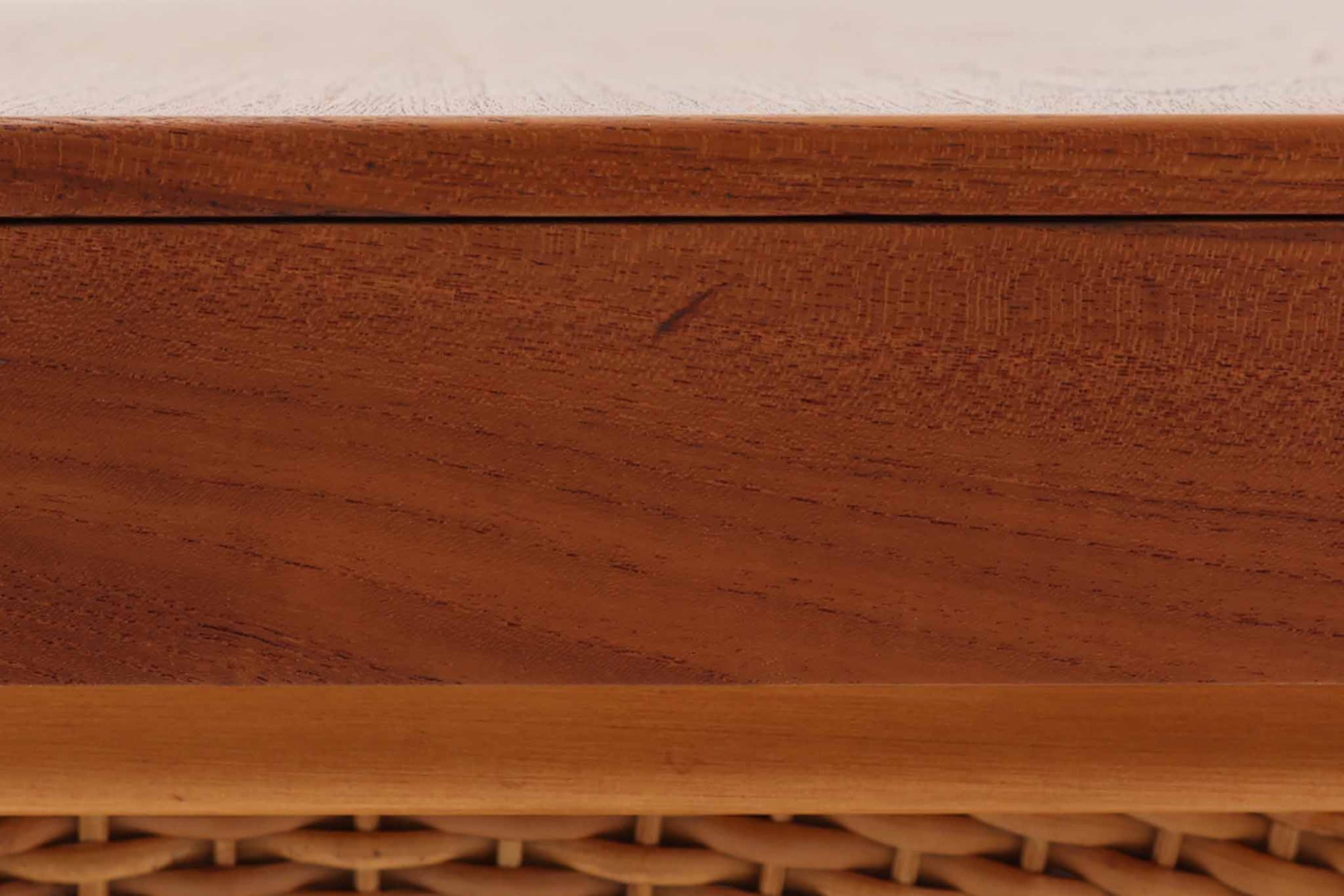 デンマークの名デザイナーSeverin Hansen Jr.が手掛け、Haslev社によって製造された北欧ビンテージのソーイングテーブルです。素材には温かみのあるチーク材が使用され、シャープな接合部とすっきりとしたテーパードレッグが洗練された佇まいを演出しています。特徴的な籐のバスケットは糸や道具類をたっぷりと収納でき、天板下のスライドトレイには仕切りがあり細かな道具の整理にも便利です。バスケットを支える木製レールの一部に欠けがありますが、使用には支障ありません。実用性と美しさを兼ね備えた一台で、裁縫道具の収納にはもちろん、サイドテーブルとしてもおすすめです。