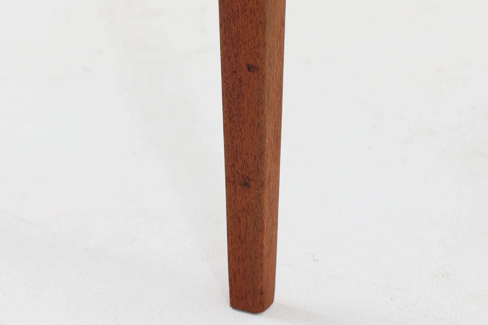 デンマークの名デザイナーSeverin Hansen Jr.が手掛け、Haslev社によって製造された北欧ビンテージのソーイングテーブルです。素材には温かみのあるチーク材が使用され、シャープな接合部とすっきりとしたテーパードレッグが洗練された佇まいを演出しています。特徴的な籐のバスケットは糸や道具類をたっぷりと収納でき、天板下のスライドトレイには仕切りがあり細かな道具の整理にも便利です。バスケットを支える木製レールの一部に欠けがありますが、使用には支障ありません。実用性と美しさを兼ね備えた一台で、裁縫道具の収納にはもちろん、サイドテーブルとしてもおすすめです。