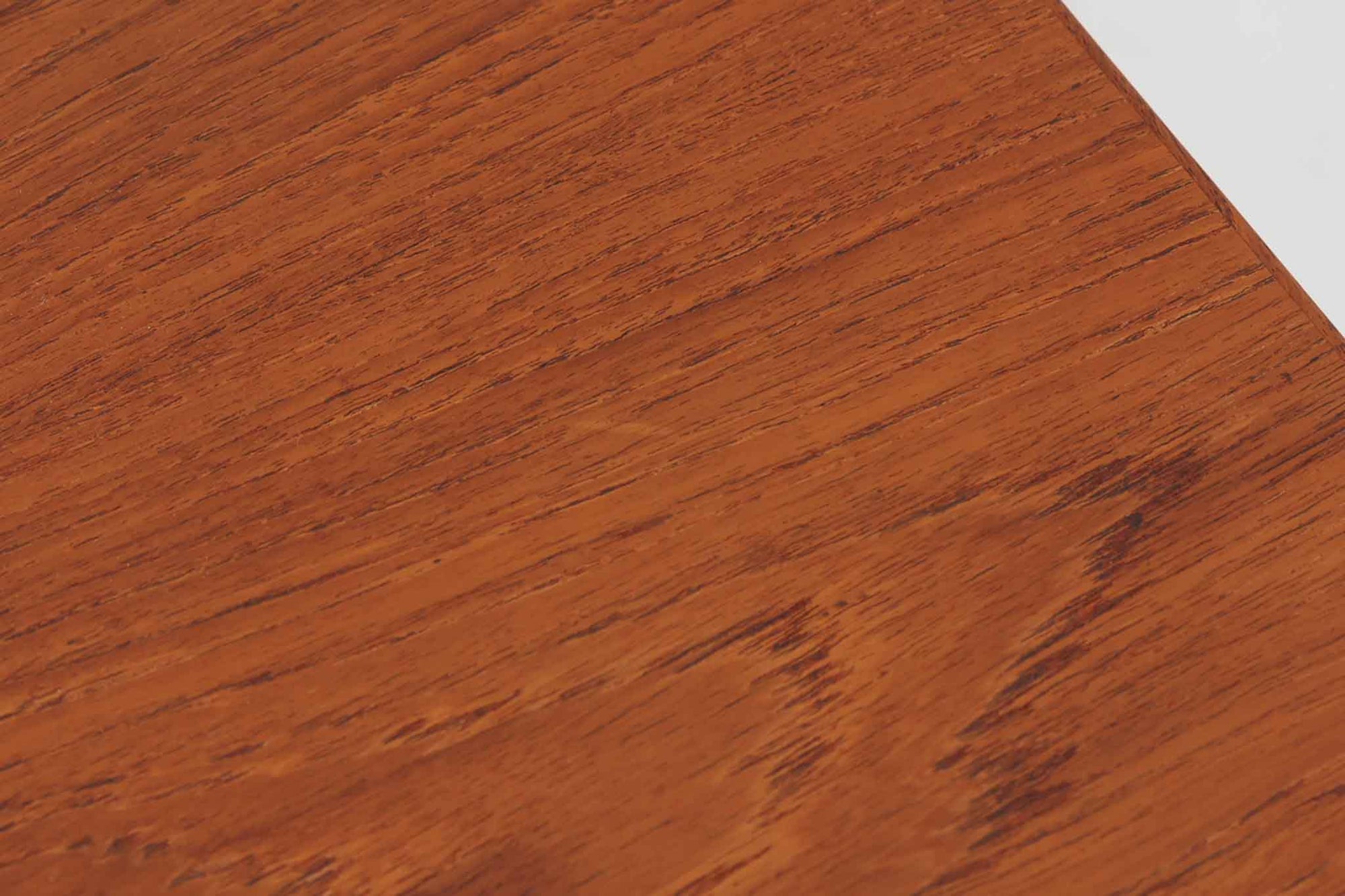 デンマークの名デザイナーSeverin Hansen Jr.が手掛け、Haslev社によって製造された北欧ビンテージのソーイングテーブルです。素材には温かみのあるチーク材が使用され、シャープな接合部とすっきりとしたテーパードレッグが洗練された佇まいを演出しています。特徴的な籐のバスケットは糸や道具類をたっぷりと収納でき、天板下のスライドトレイには仕切りがあり細かな道具の整理にも便利です。バスケットを支える木製レールの一部に欠けがありますが、使用には支障ありません。実用性と美しさを兼ね備えた一台で、裁縫道具の収納にはもちろん、サイドテーブルとしてもおすすめです。