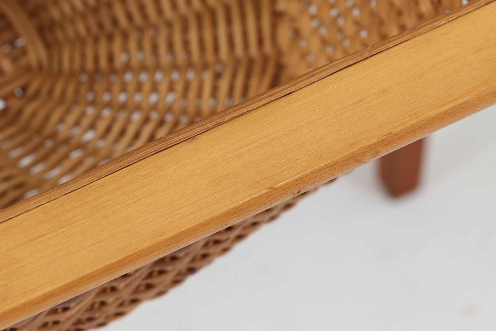 デンマークの名デザイナーSeverin Hansen Jr.が手掛け、Haslev社によって製造された北欧ビンテージのソーイングテーブルです。素材には温かみのあるチーク材が使用され、シャープな接合部とすっきりとしたテーパードレッグが洗練された佇まいを演出しています。特徴的な籐のバスケットは糸や道具類をたっぷりと収納でき、天板下のスライドトレイには仕切りがあり細かな道具の整理にも便利です。バスケットを支える木製レールの一部に欠けがありますが、使用には支障ありません。実用性と美しさを兼ね備えた一台で、裁縫道具の収納にはもちろん、サイドテーブルとしてもおすすめです。