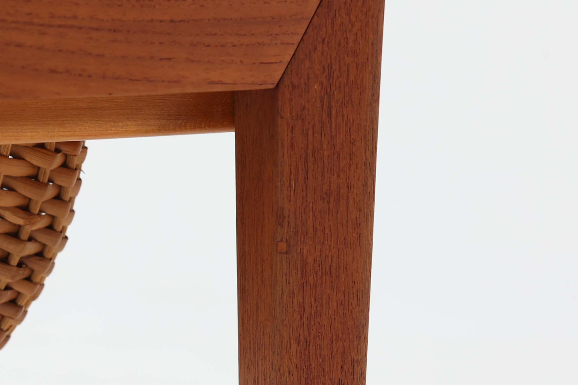 デンマークの名デザイナーSeverin Hansen Jr.が手掛け、Haslev社によって製造された北欧ビンテージのソーイングテーブルです。素材には温かみのあるチーク材が使用され、シャープな接合部とすっきりとしたテーパードレッグが洗練された佇まいを演出しています。特徴的な籐のバスケットは糸や道具類をたっぷりと収納でき、天板下のスライドトレイには仕切りがあり細かな道具の整理にも便利です。バスケットを支える木製レールの一部に欠けがありますが、使用には支障ありません。実用性と美しさを兼ね備えた一台で、裁縫道具の収納にはもちろん、サイドテーブルとしてもおすすめです。