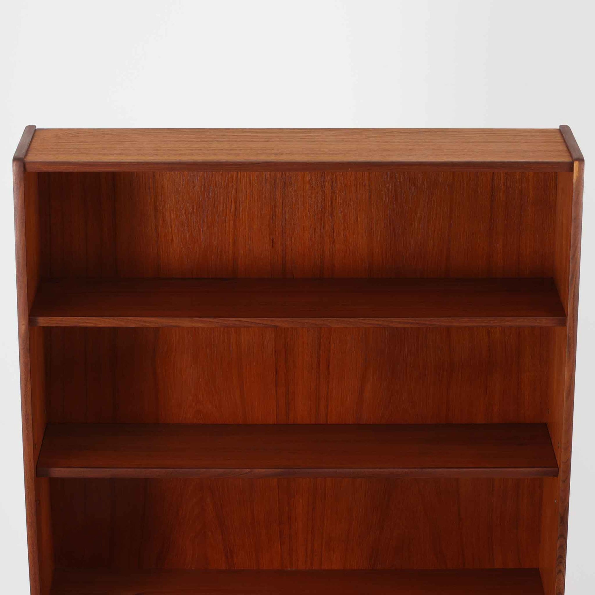 チーク材の温もりが魅力のこちらのディスプレイシェルフは、引き出し収納と棚が一体となった北欧ビンテージらしい実用性と美しさを兼ね備えた一台で、下段には鍵付きの3杯引き出し、上段には棚が3段設けられており、書斎やリビングの収納兼飾り棚としてはもちろん、店舗什器としても活躍します。細身の丸脚が全体に軽やかな印象を与え、チーク材特有の深みのある色合いと経年による艶が上質な雰囲気を醸し出しています。