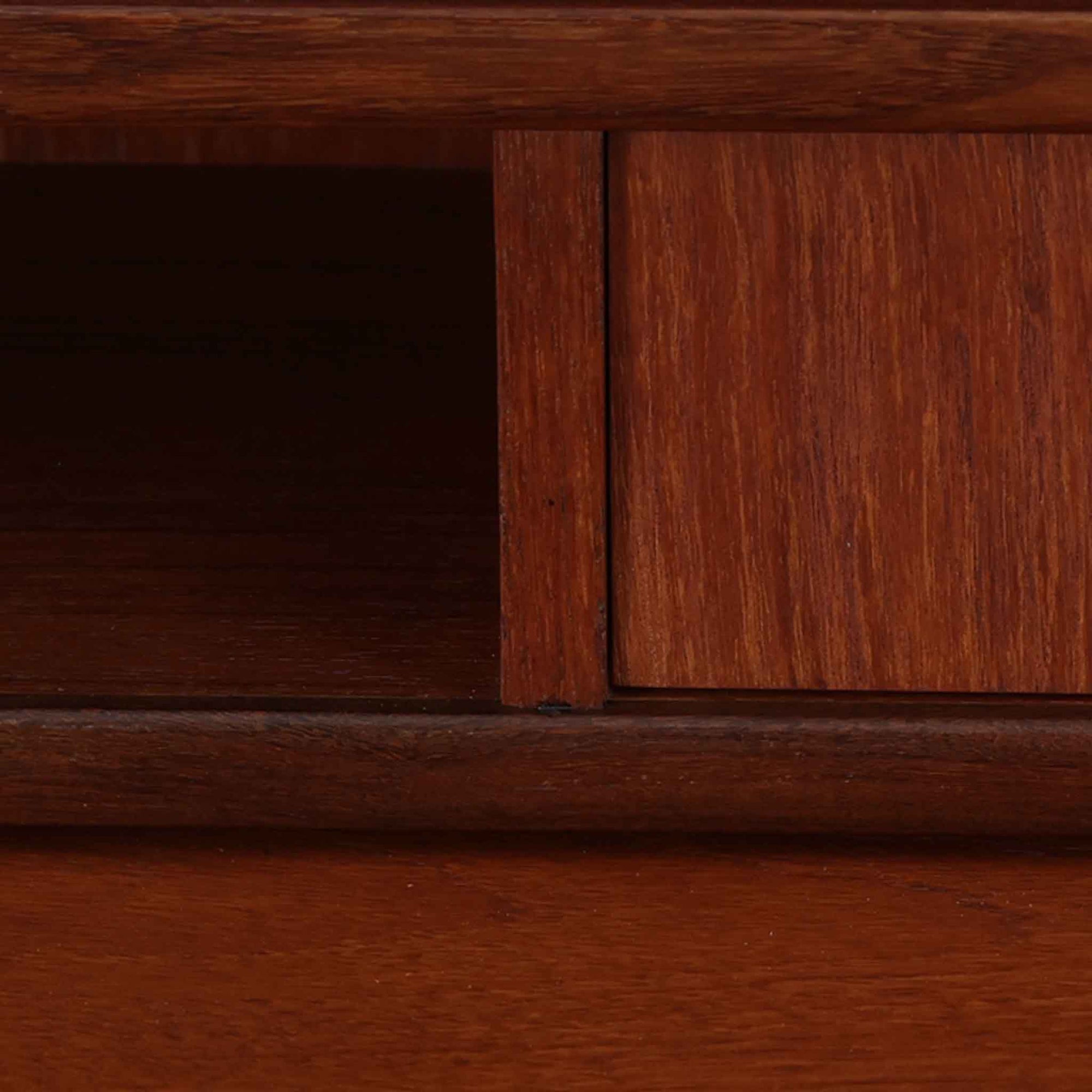 チーク材の温もりが魅力のこちらのディスプレイシェルフは、引き出し収納と棚が一体となった北欧ビンテージらしい実用性と美しさを兼ね備えた一台で、下段には鍵付きの3杯引き出し、上段には棚が3段設けられており、書斎やリビングの収納兼飾り棚としてはもちろん、店舗什器としても活躍します。細身の丸脚が全体に軽やかな印象を与え、チーク材特有の深みのある色合いと経年による艶が上質な雰囲気を醸し出しています。