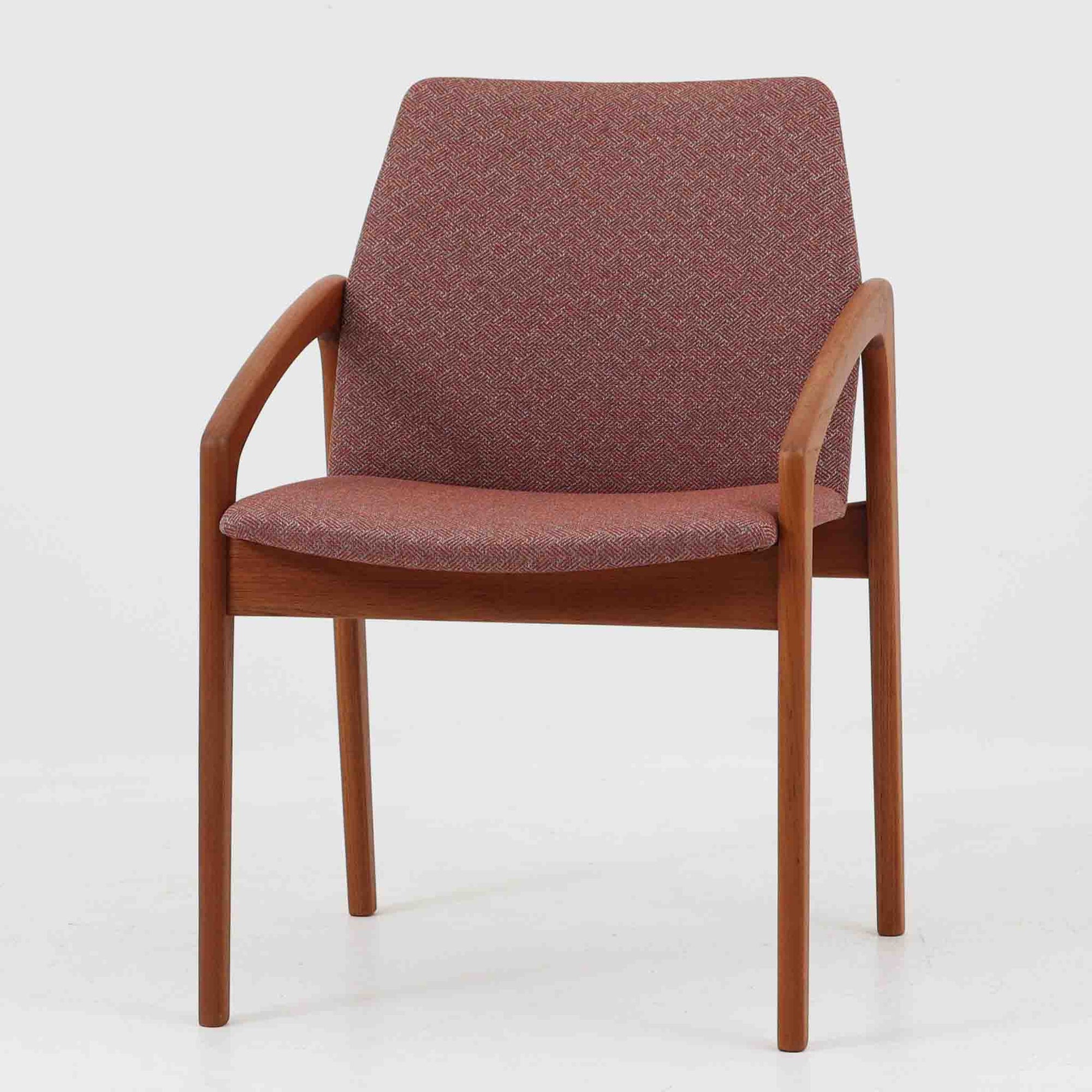 Henning Kjaernulfが手がけたアームチェア「Model 23」は、Korup Stolefabrik社によって製造された北欧ビンテージ家具です。フレームには上質なチーク材が用いられ、厚みのある前脚から背面へと繋がる彫刻的な曲線が印象的で、クラフトマンシップが光る仕上がりとなっています。アーム部分のカットや立体的な背もたれも美しく、彫刻家具のような存在感があります。張地にはレッド系の網代文様のファブリックを採用し、空間に鮮やかなアクセントを添えます。ダイニングはもちろん、書斎やリビングにもおすすめの一脚です。