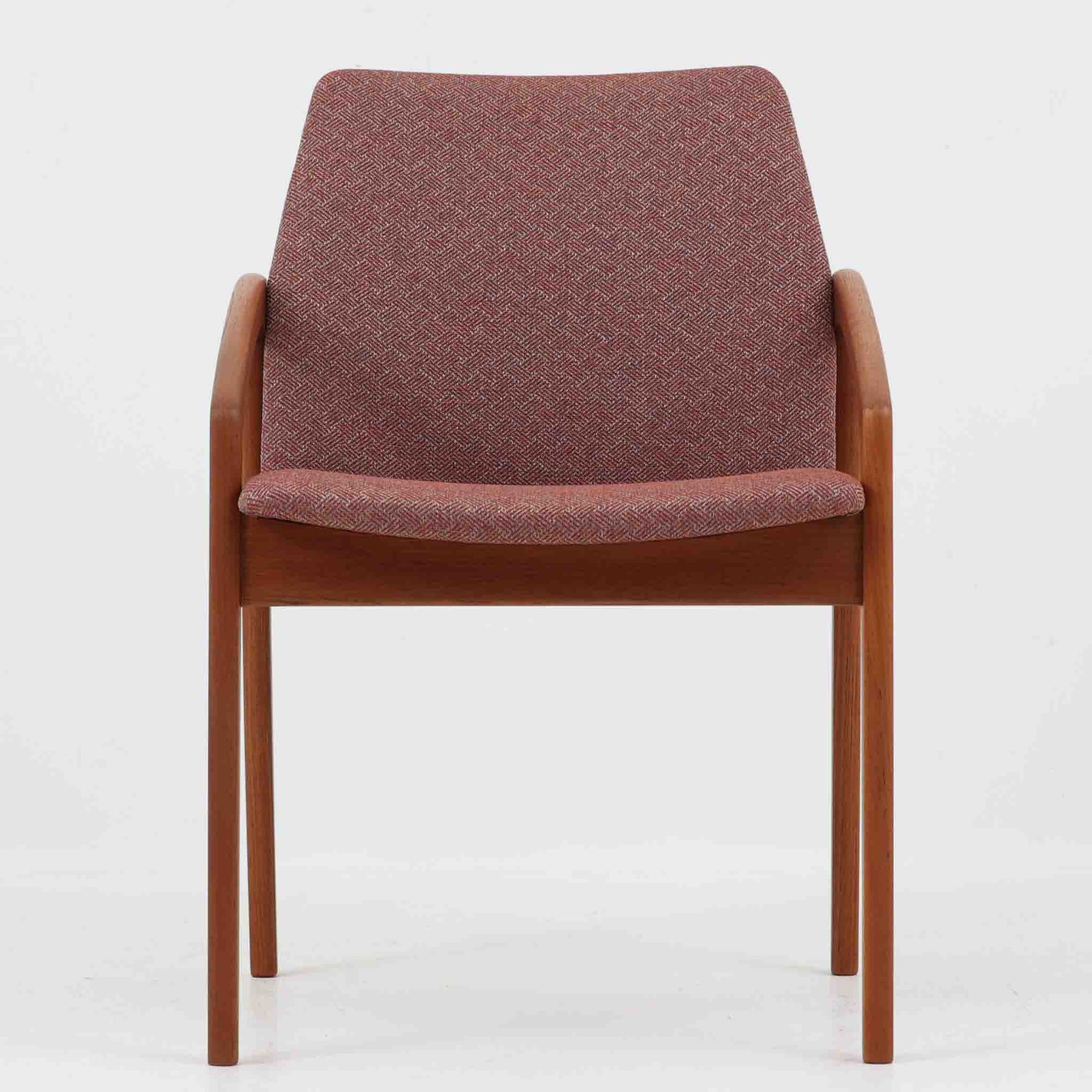 Henning Kjaernulfが手がけたアームチェア「Model 23」は、Korup Stolefabrik社によって製造された北欧ビンテージ家具です。フレームには上質なチーク材が用いられ、厚みのある前脚から背面へと繋がる彫刻的な曲線が印象的で、クラフトマンシップが光る仕上がりとなっています。アーム部分のカットや立体的な背もたれも美しく、彫刻家具のような存在感があります。張地にはレッド系の網代文様のファブリックを採用し、空間に鮮やかなアクセントを添えます。ダイニングはもちろん、書斎やリビングにもおすすめの一脚です。