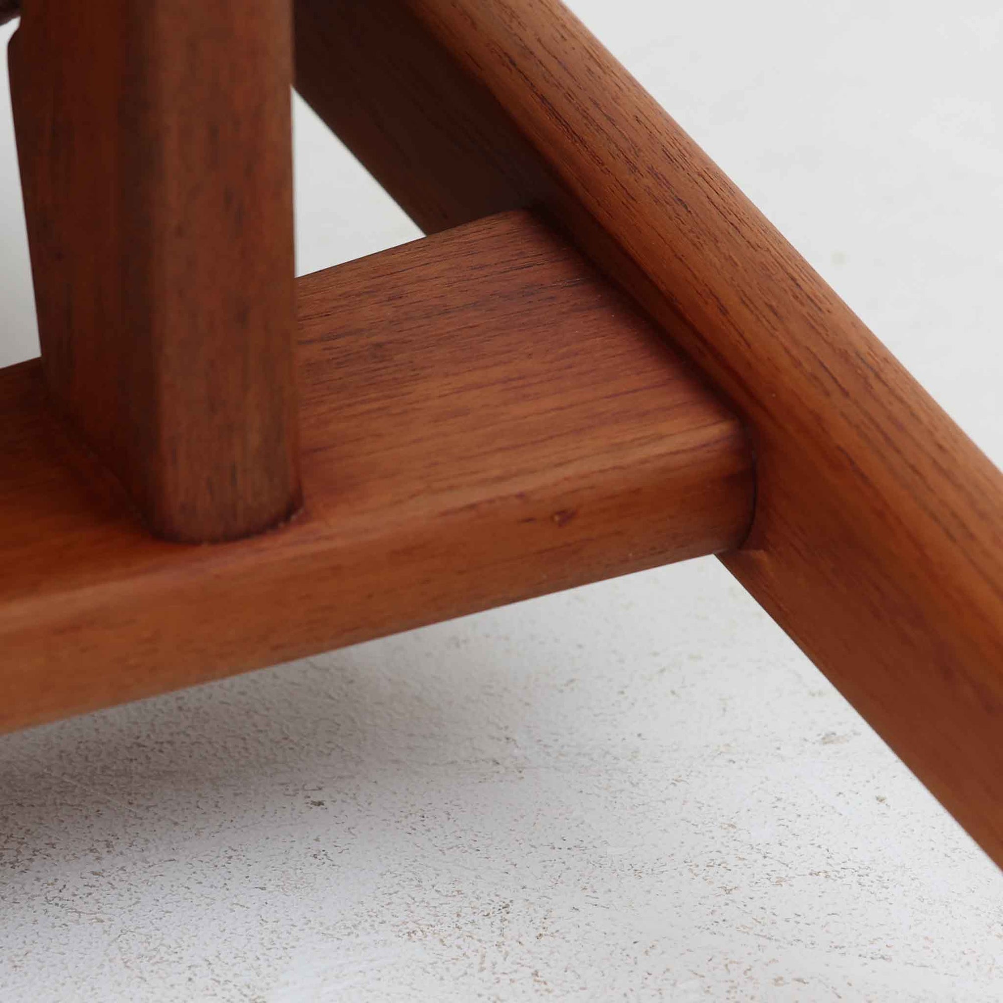 Henning Kjaernulfが手がけたアームチェア「Model 23」は、Korup Stolefabrik社によって製造された北欧ビンテージ家具です。フレームには上質なチーク材が用いられ、厚みのある前脚から背面へと繋がる彫刻的な曲線が印象的で、クラフトマンシップが光る仕上がりとなっています。アーム部分のカットや立体的な背もたれも美しく、彫刻家具のような存在感があります。張地にはレッド系の網代文様のファブリックを採用し、空間に鮮やかなアクセントを添えます。ダイニングはもちろん、書斎やリビングにもおすすめの一脚です。