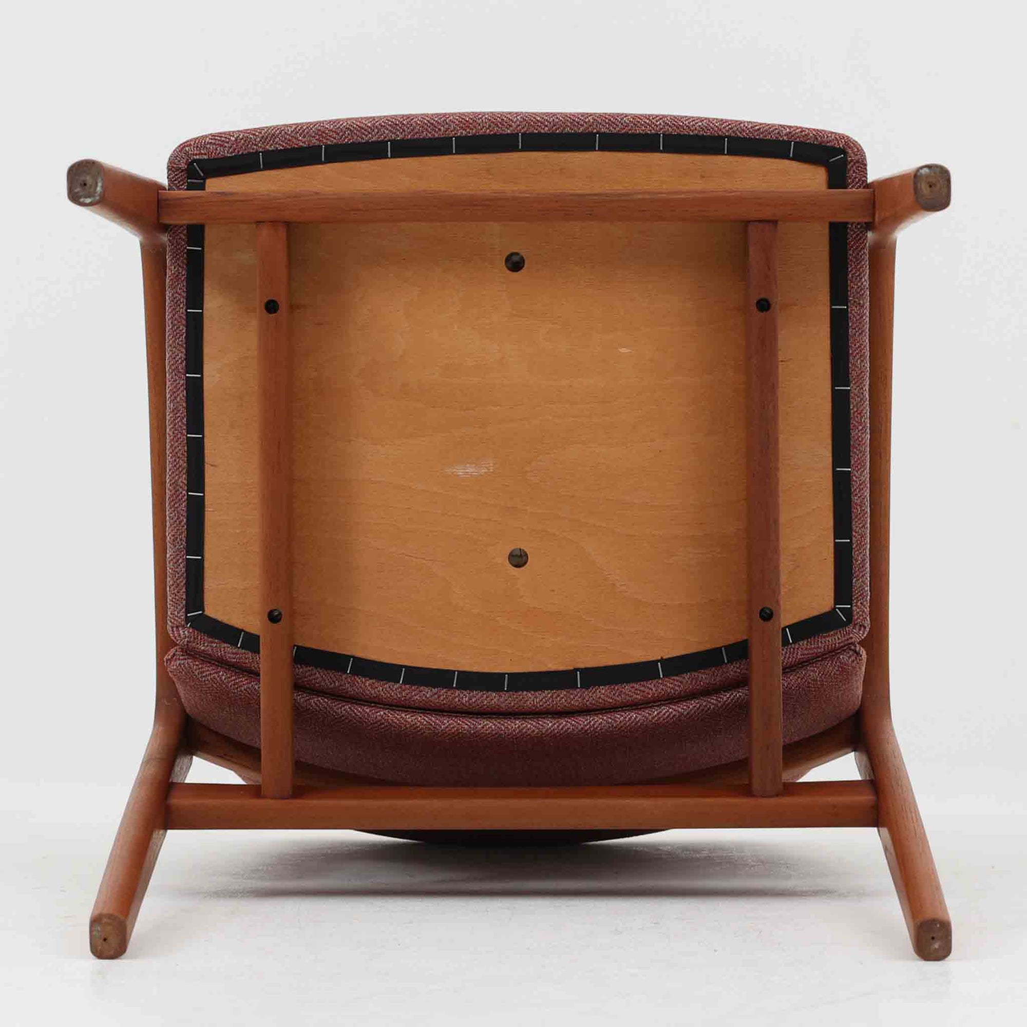 Henning Kjaernulfが手がけたアームチェア「Model 23」は、Korup Stolefabrik社によって製造された北欧ビンテージ家具です。フレームには上質なチーク材が用いられ、厚みのある前脚から背面へと繋がる彫刻的な曲線が印象的で、クラフトマンシップが光る仕上がりとなっています。アーム部分のカットや立体的な背もたれも美しく、彫刻家具のような存在感があります。張地にはレッド系の網代文様のファブリックを採用し、空間に鮮やかなアクセントを添えます。ダイニングはもちろん、書斎やリビングにもおすすめの一脚です。