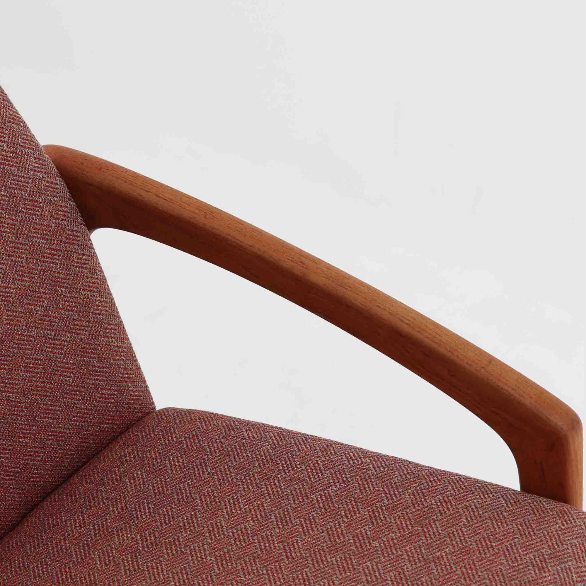 Henning Kjaernulfが手がけたアームチェア「Model 23」は、Korup Stolefabrik社によって製造された北欧ビンテージ家具です。フレームには上質なチーク材が用いられ、厚みのある前脚から背面へと繋がる彫刻的な曲線が印象的で、クラフトマンシップが光る仕上がりとなっています。アーム部分のカットや立体的な背もたれも美しく、彫刻家具のような存在感があります。張地にはレッド系の網代文様のファブリックを採用し、空間に鮮やかなアクセントを添えます。ダイニングはもちろん、書斎やリビングにもおすすめの一脚です。