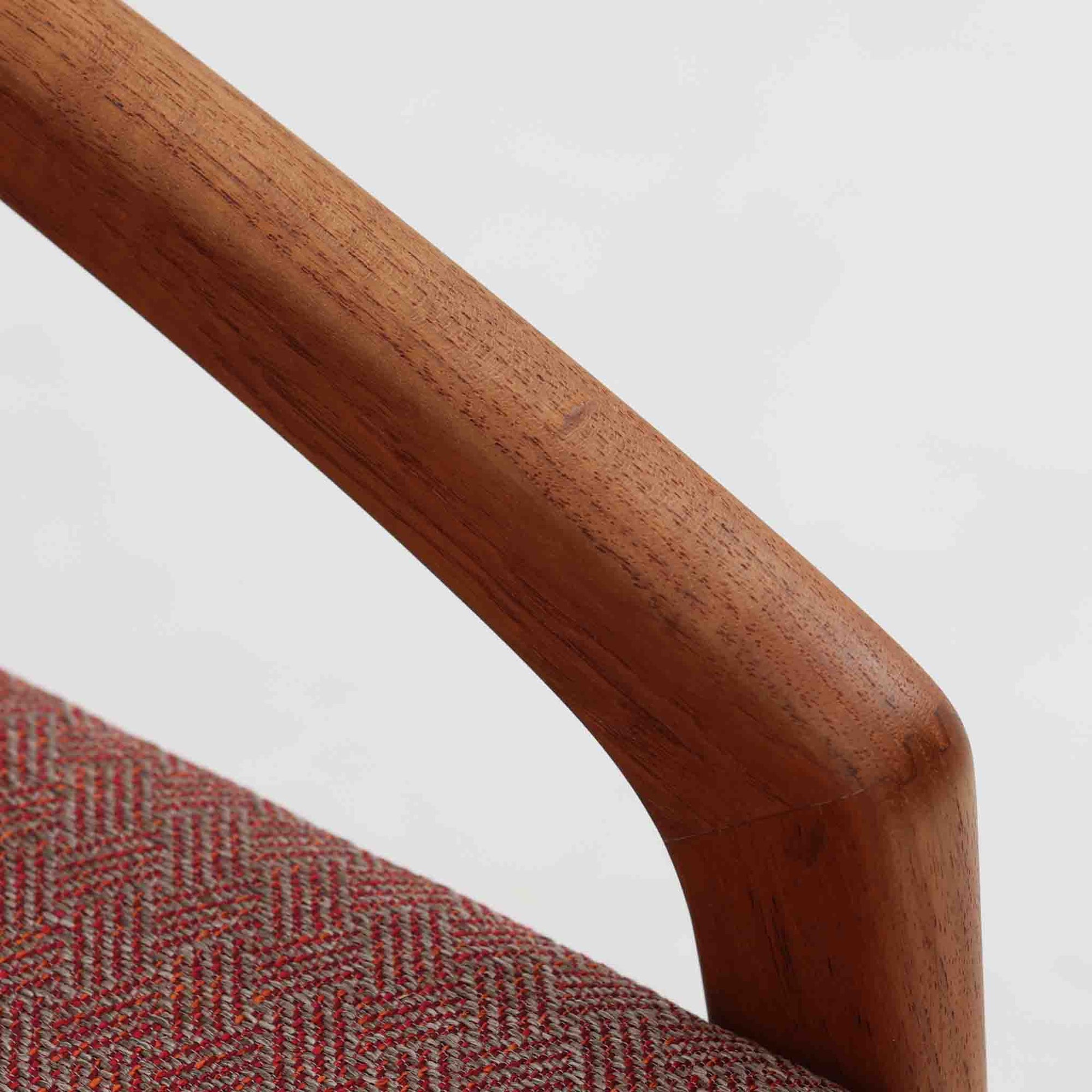 Henning Kjaernulfが手がけたアームチェア「Model 23」は、Korup Stolefabrik社によって製造された北欧ビンテージ家具です。フレームには上質なチーク材が用いられ、厚みのある前脚から背面へと繋がる彫刻的な曲線が印象的で、クラフトマンシップが光る仕上がりとなっています。アーム部分のカットや立体的な背もたれも美しく、彫刻家具のような存在感があります。張地にはレッド系の網代文様のファブリックを採用し、空間に鮮やかなアクセントを添えます。ダイニングはもちろん、書斎やリビングにもおすすめの一脚です。