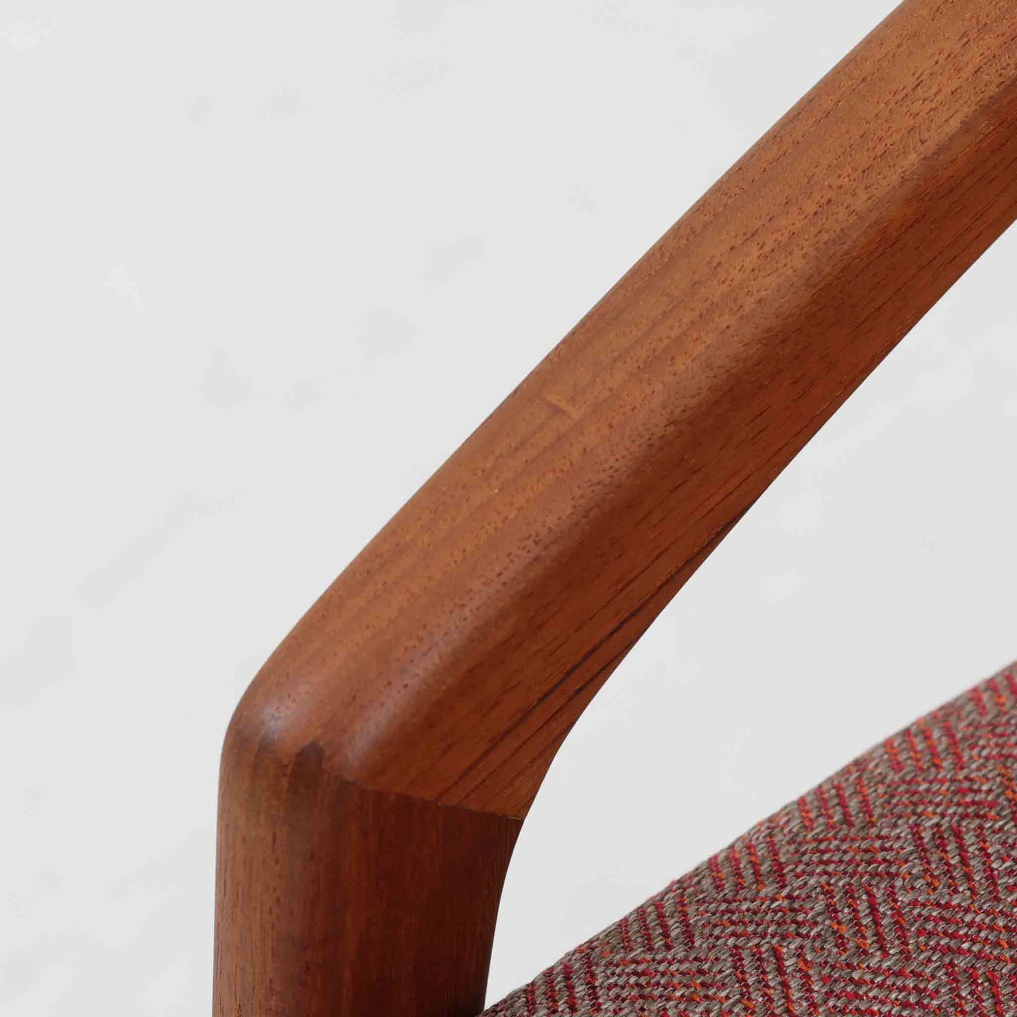 Henning Kjaernulfが手がけたアームチェア「Model 23」は、Korup Stolefabrik社によって製造された北欧ビンテージ家具です。フレームには上質なチーク材が用いられ、厚みのある前脚から背面へと繋がる彫刻的な曲線が印象的で、クラフトマンシップが光る仕上がりとなっています。アーム部分のカットや立体的な背もたれも美しく、彫刻家具のような存在感があります。張地にはレッド系の網代文様のファブリックを採用し、空間に鮮やかなアクセントを添えます。ダイニングはもちろん、書斎やリビングにもおすすめの一脚です。