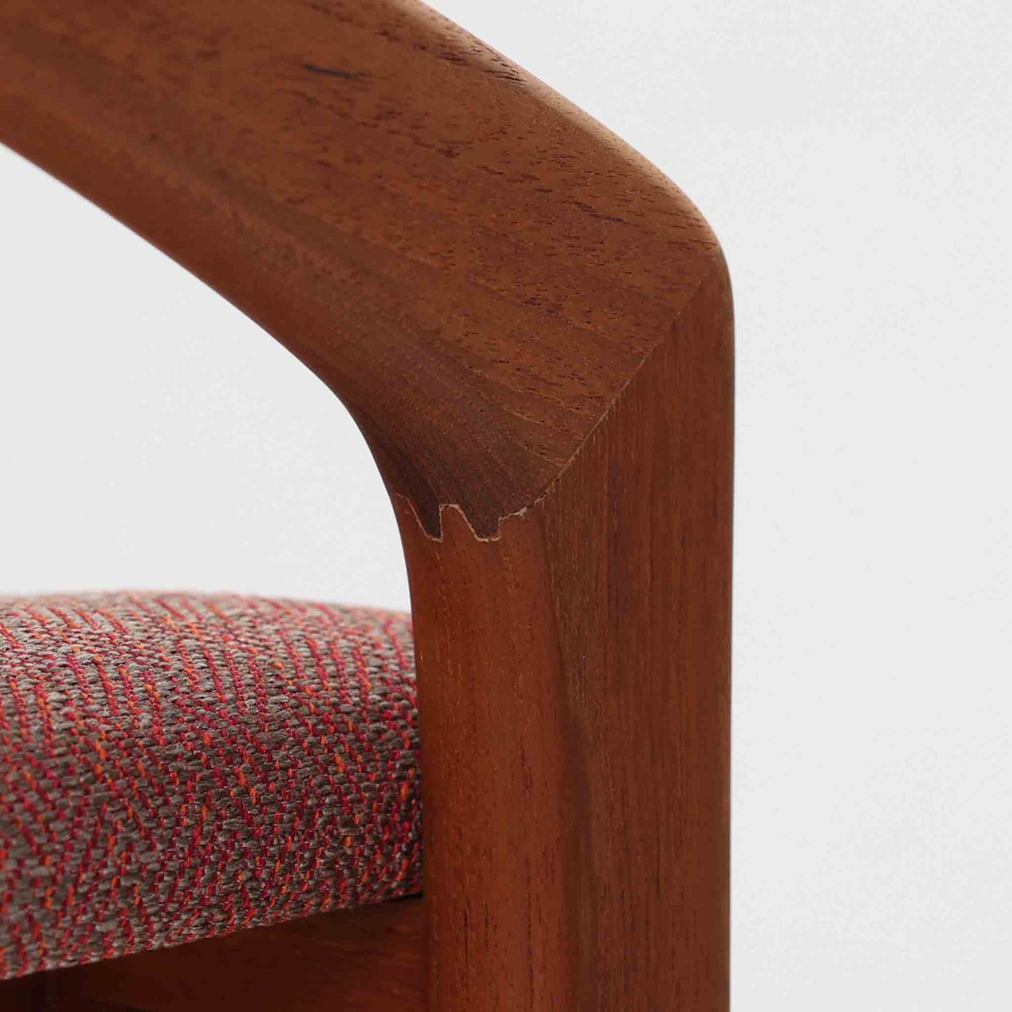 Henning Kjaernulfが手がけたアームチェア「Model 23」は、Korup Stolefabrik社によって製造された北欧ビンテージ家具です。フレームには上質なチーク材が用いられ、厚みのある前脚から背面へと繋がる彫刻的な曲線が印象的で、クラフトマンシップが光る仕上がりとなっています。アーム部分のカットや立体的な背もたれも美しく、彫刻家具のような存在感があります。張地にはレッド系の網代文様のファブリックを採用し、空間に鮮やかなアクセントを添えます。ダイニングはもちろん、書斎やリビングにもおすすめの一脚です。