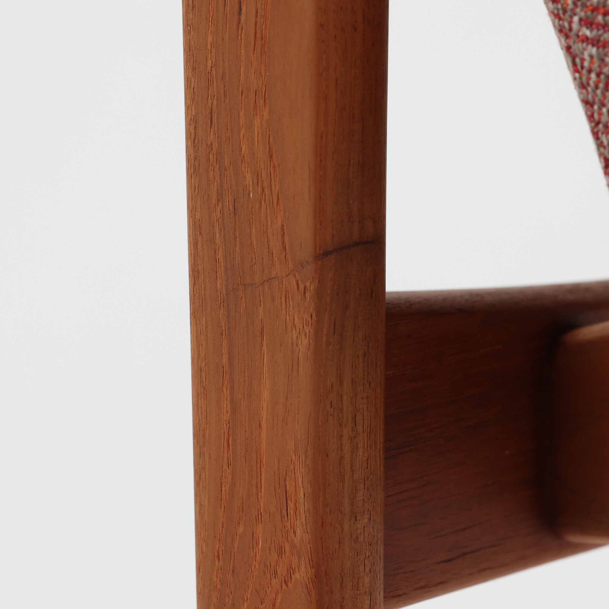 Henning Kjaernulfが手がけたアームチェア「Model 23」は、Korup Stolefabrik社によって製造された北欧ビンテージ家具です。フレームには上質なチーク材が用いられ、厚みのある前脚から背面へと繋がる彫刻的な曲線が印象的で、クラフトマンシップが光る仕上がりとなっています。アーム部分のカットや立体的な背もたれも美しく、彫刻家具のような存在感があります。張地にはレッド系の網代文様のファブリックを採用し、空間に鮮やかなアクセントを添えます。ダイニングはもちろん、書斎やリビングにもおすすめの一脚です。