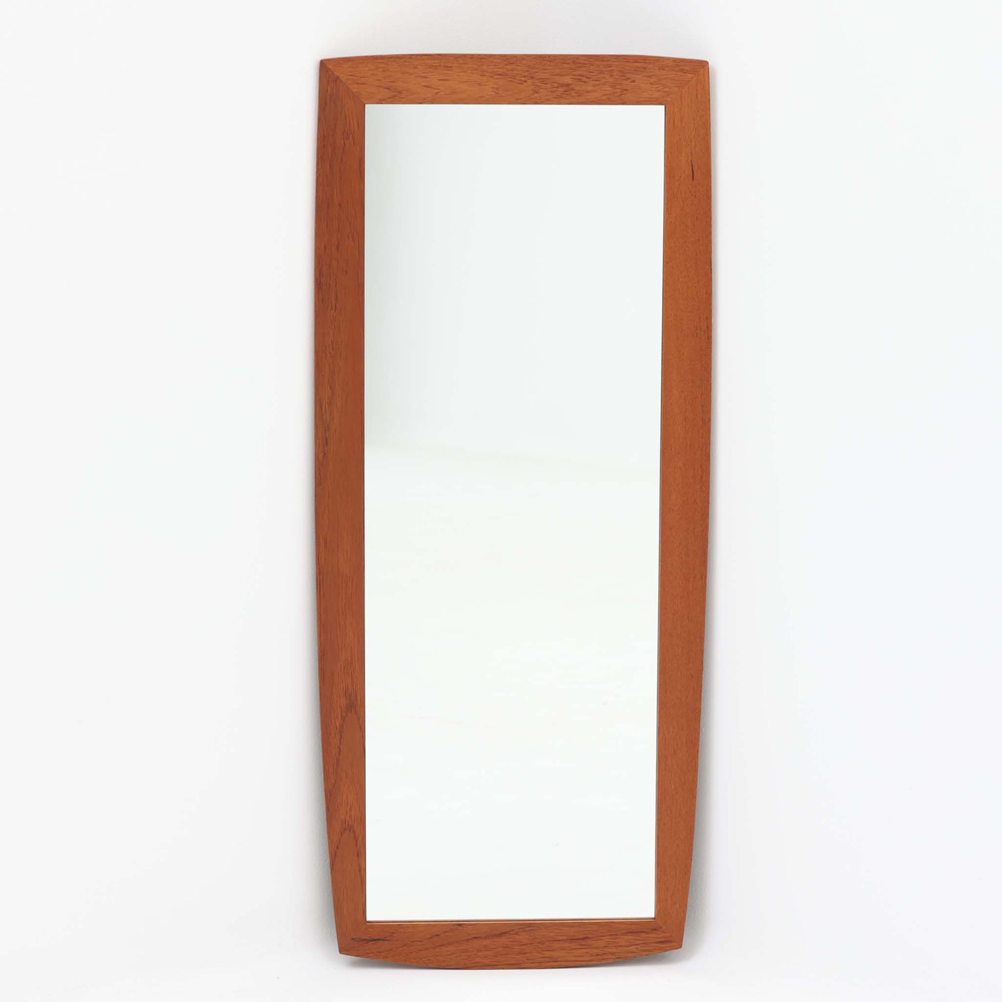 ゆるやかに外側へと膨らんだラインが印象的なこちらのチーク材ミラーは、シンプルながらもフレームの繊細な角度や接合部の美しさに職人技が感じられる北欧ビンテージ家具です。高さ90cmの程よいサイズ感で、玄関や寝室など様々な空間に取り入れやすく、壁掛け・立て掛けどちらでも使用可能な汎用性の高い一台です。