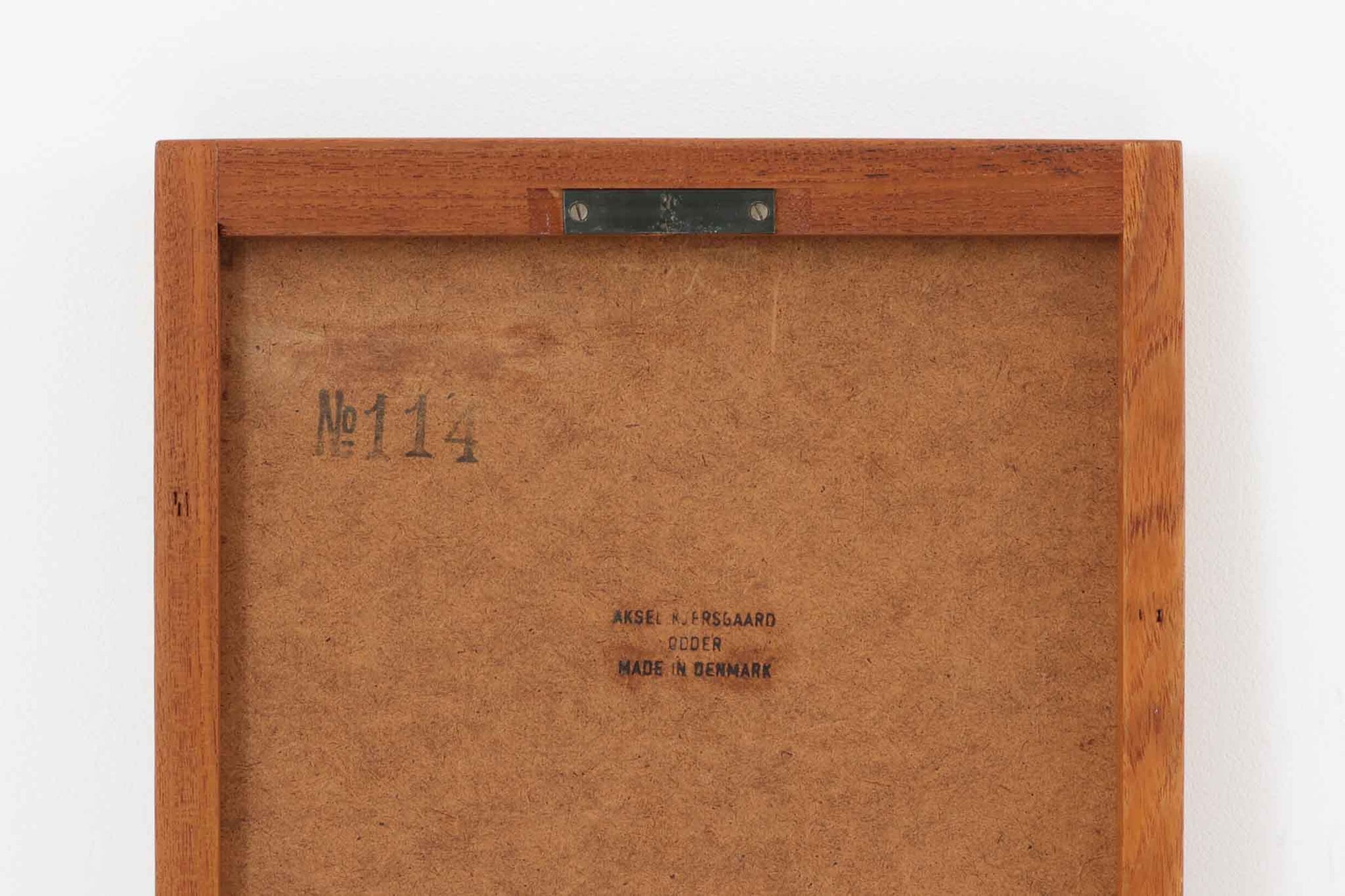 デンマークの家具ブランドAksel Kjersgaard（アクセル・キアスゴー）製、Kai Kristiansen（カイ・クリスチャンセン）デザインのビンテージミラーです。無垢チーク材による繊細でシャープなフレームが特徴で、丁寧な仕口や木目の美しさから高い品質が伺えます。幅29cmとスリムでありながら、高さ104cmと全身を映すのに十分なサイズ感があり、玄関や寝室など限られたスペースにもおすすめの一枚です。背面には「Aksel Kjersgaard ODDER」の焼印も確認できます。ビンテージ品のため経年によるわずかな使用感は見られますが、全体としては良好なコンディションを保っています。