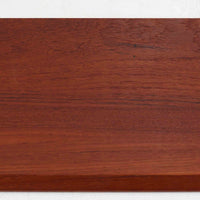 Johannes Sorth（ヨハネス・ソース）によるNexo Mobelfabrik社製のチーク材ディスプレイシェルフです。幅100cmと程よいサイズ感で、上段の棚は高さのある書籍やオブジェを飾るのに適しており、中央の蛇腹扉の内側には小引き出しや仕切りが備わり、細かな収納にも対応します。下段の3杯の引き出しは収納力に優れ、衣類や書類の整理に便利です。直線的なフォルムに温かみのあるチーク材の木目が映え、経年の艶が深みを増したビンテージらしい風合いを楽しめます。機能性と美観を兼ね備えた北欧家具の魅力が詰まった一台です。