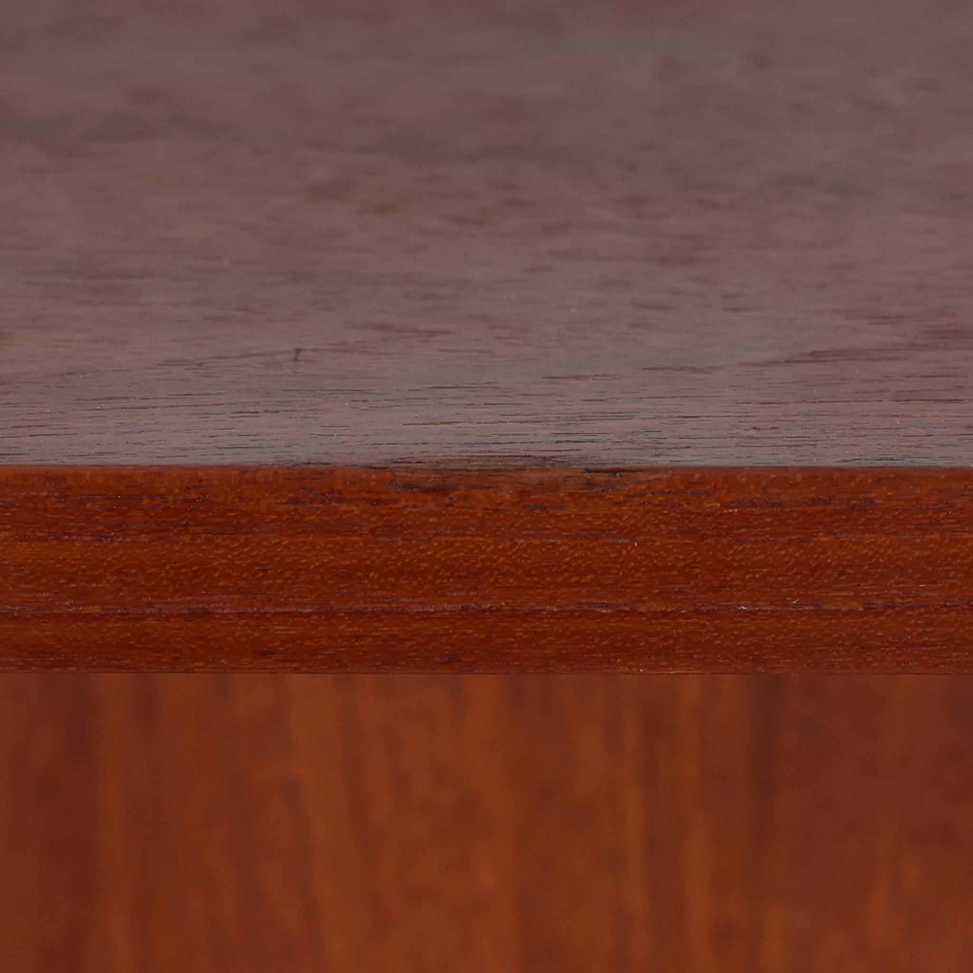 Johannes Sorth（ヨハネス・ソース）によるNexo Mobelfabrik社製のチーク材ディスプレイシェルフです。幅100cmと程よいサイズ感で、上段の棚は高さのある書籍やオブジェを飾るのに適しており、中央の蛇腹扉の内側には小引き出しや仕切りが備わり、細かな収納にも対応します。下段の3杯の引き出しは収納力に優れ、衣類や書類の整理に便利です。直線的なフォルムに温かみのあるチーク材の木目が映え、経年の艶が深みを増したビンテージらしい風合いを楽しめます。機能性と美観を兼ね備えた北欧家具の魅力が詰まった一台です。